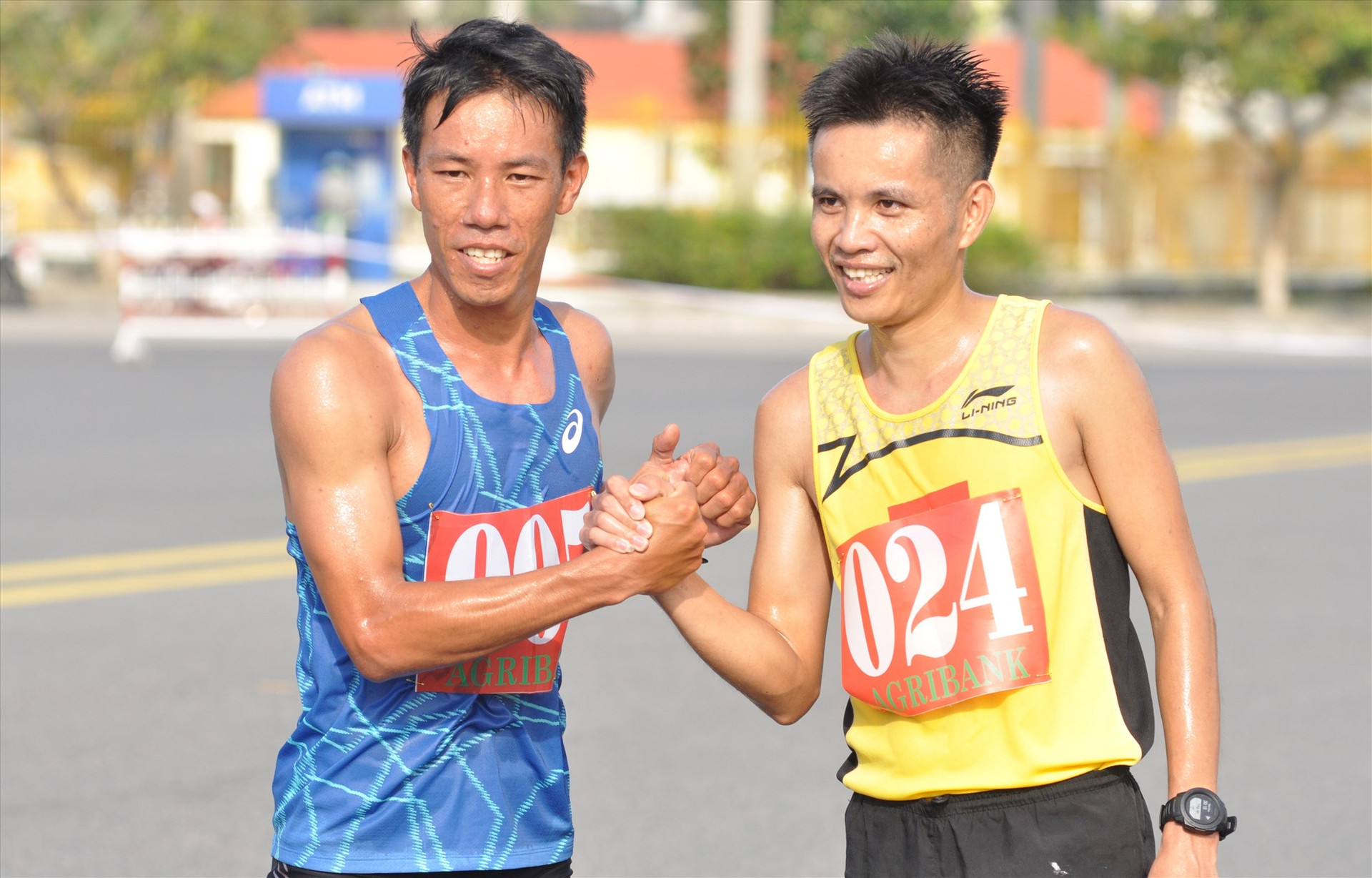 Tuyển thủ quốc gia Nguyễn Anh Trí (bên trái) chúc mừng chiến thắng của đồng đội Lê Văn Thao. Ảnh: T.V