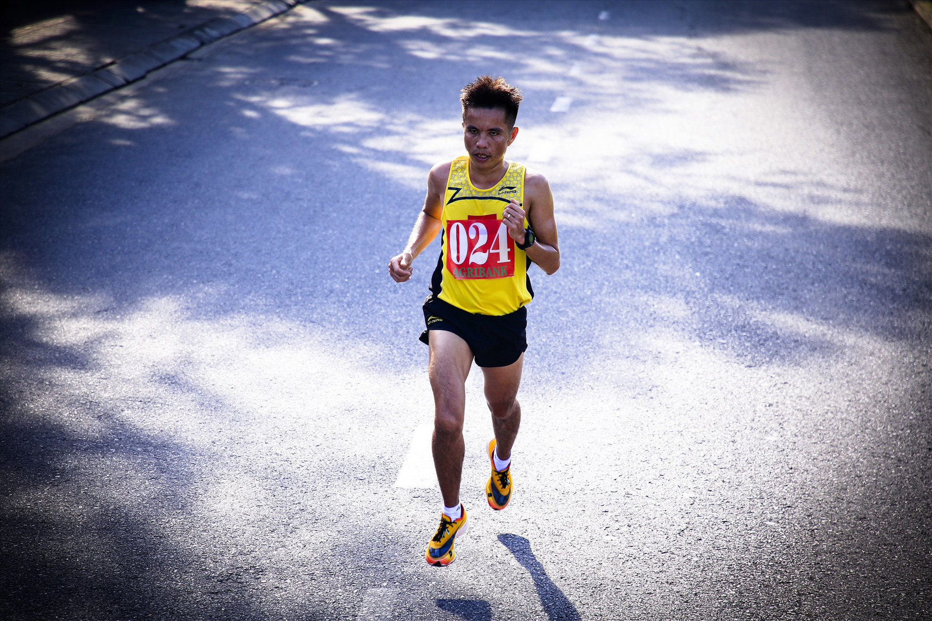 VĐV Lê Văn Thao chứng tỏ được đẳng cấp và kinh nghiệm của mình trong đường chạy 10.000m nam. Ảnh: THÀNH CÔNG