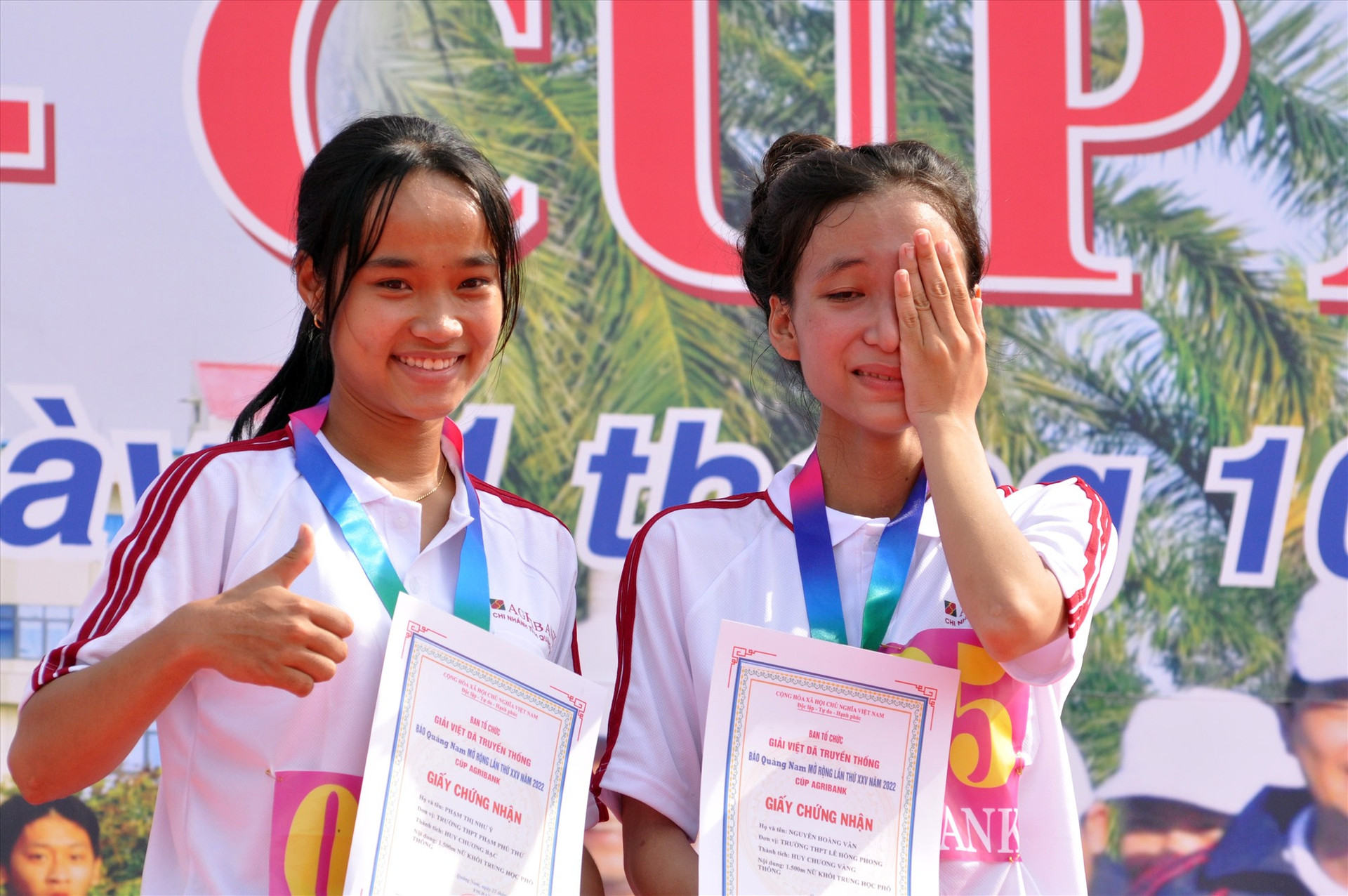Giọt nước mắt hạnh phúc của Nguyễn Hoàng Vân (bên phải) trên bục nhận huy chương. Ảnh: T.V