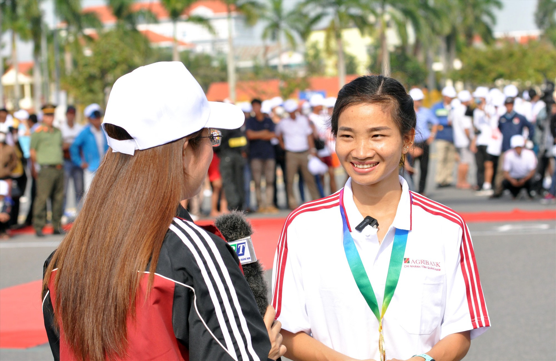 Nguyễn Thị Oanh trả lời phỏng vấn sau khi nhận thưởng. Ảnh: T.V