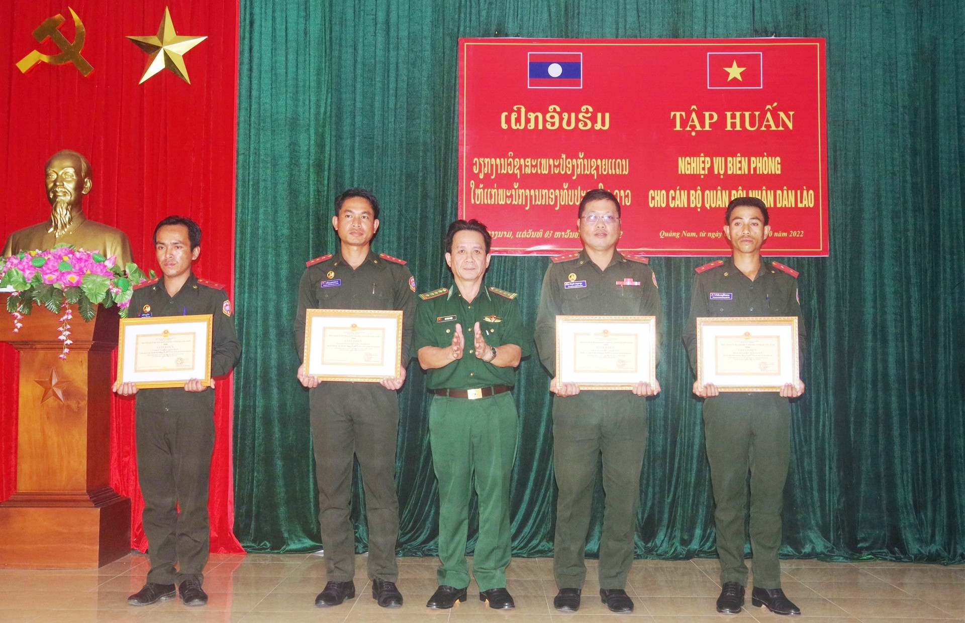 Đại tá Lưu Văn Thiện - Phó Chỉ huy trưởng BĐBP tỉnh trao giấy khen cho các học viên có thành tích xuất sắc trong đợt huấn luyện. Ảnh: HUỲNH CHÍN