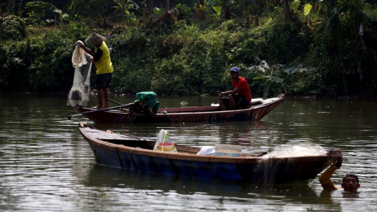 Ngư dân đánh bắt cá dọc sông Cisadane ở Tangerang, tỉnh Banten, Indonesia. Ảnh: Reuters
