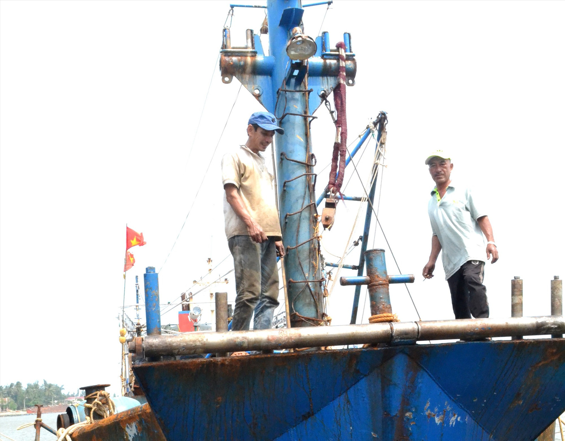 Làm ăn khó khăn, tàu cá của anh Nguyễn Thanh Tiến cải hoán từ nghề lưới chụp sang lưới vây để tiếp tục bám biển. Ảnh: VIỆT NGUYỄN