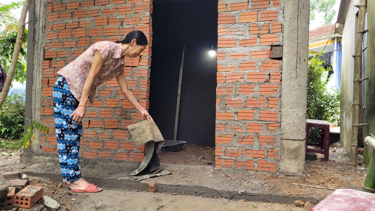 Bà Nguyễn Thị Anh đang mong căn phòng trú bão sớm hoàn thành. Ảnh: M.L