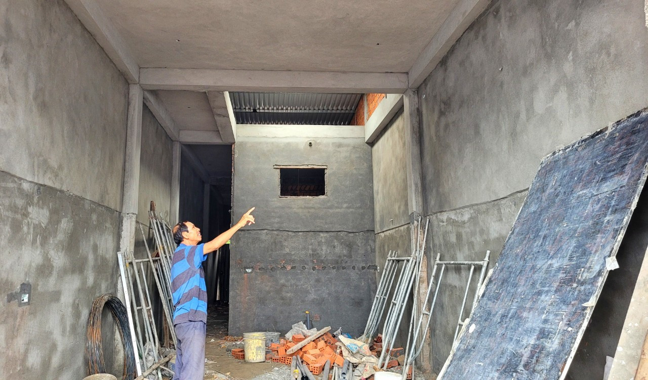 Ông Nguyễn Định đang mong ngôi nhà sớm hoàn thành để có nơi trú bão. Ảnh: M.L
