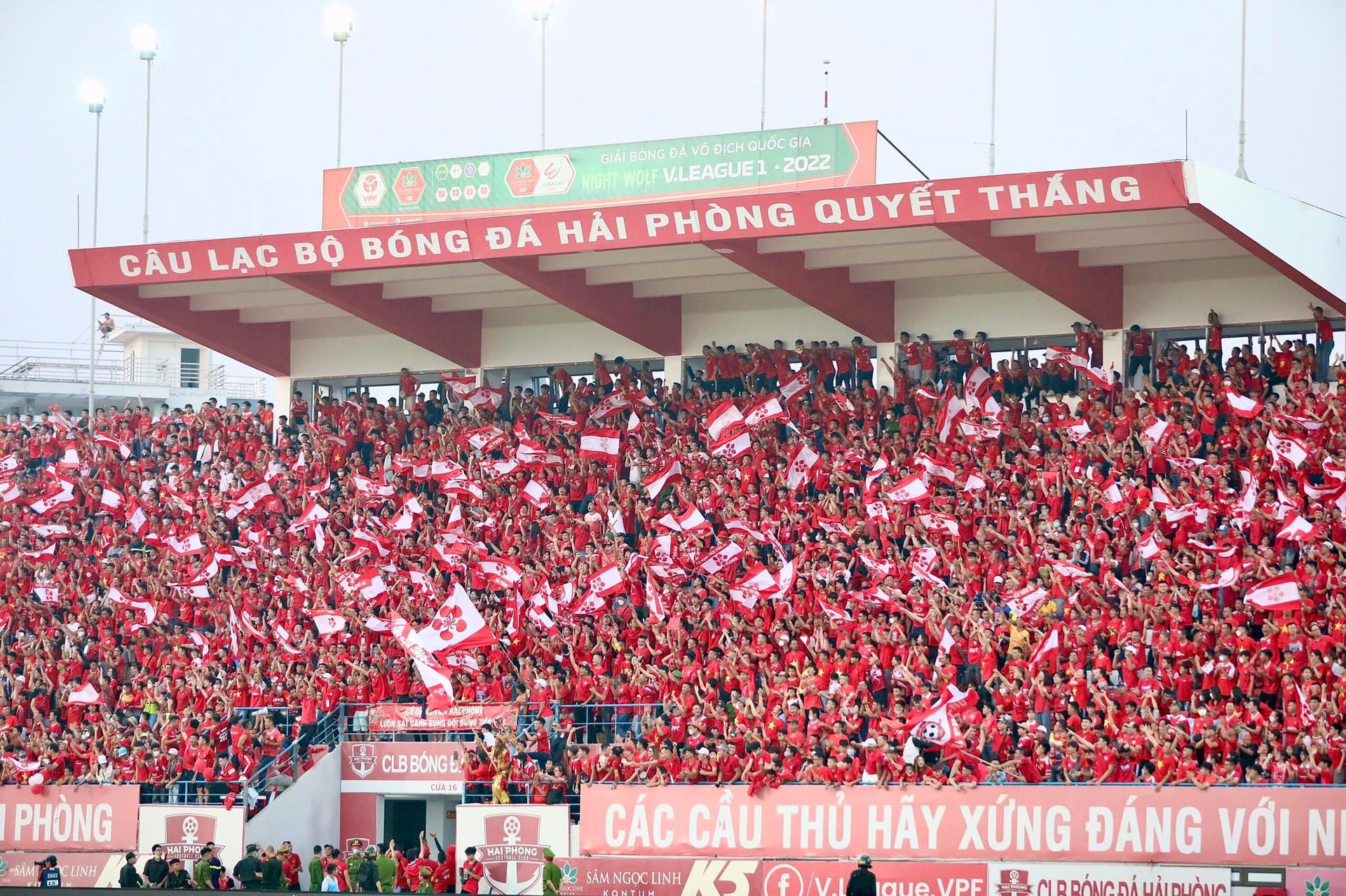 V-League sẽ tăng giá nếu có nhiều trận đấu như trận giữa Hải Phòng và Hà Nội trên sân Lạch Tray vòng 22. Ảnh: M.M