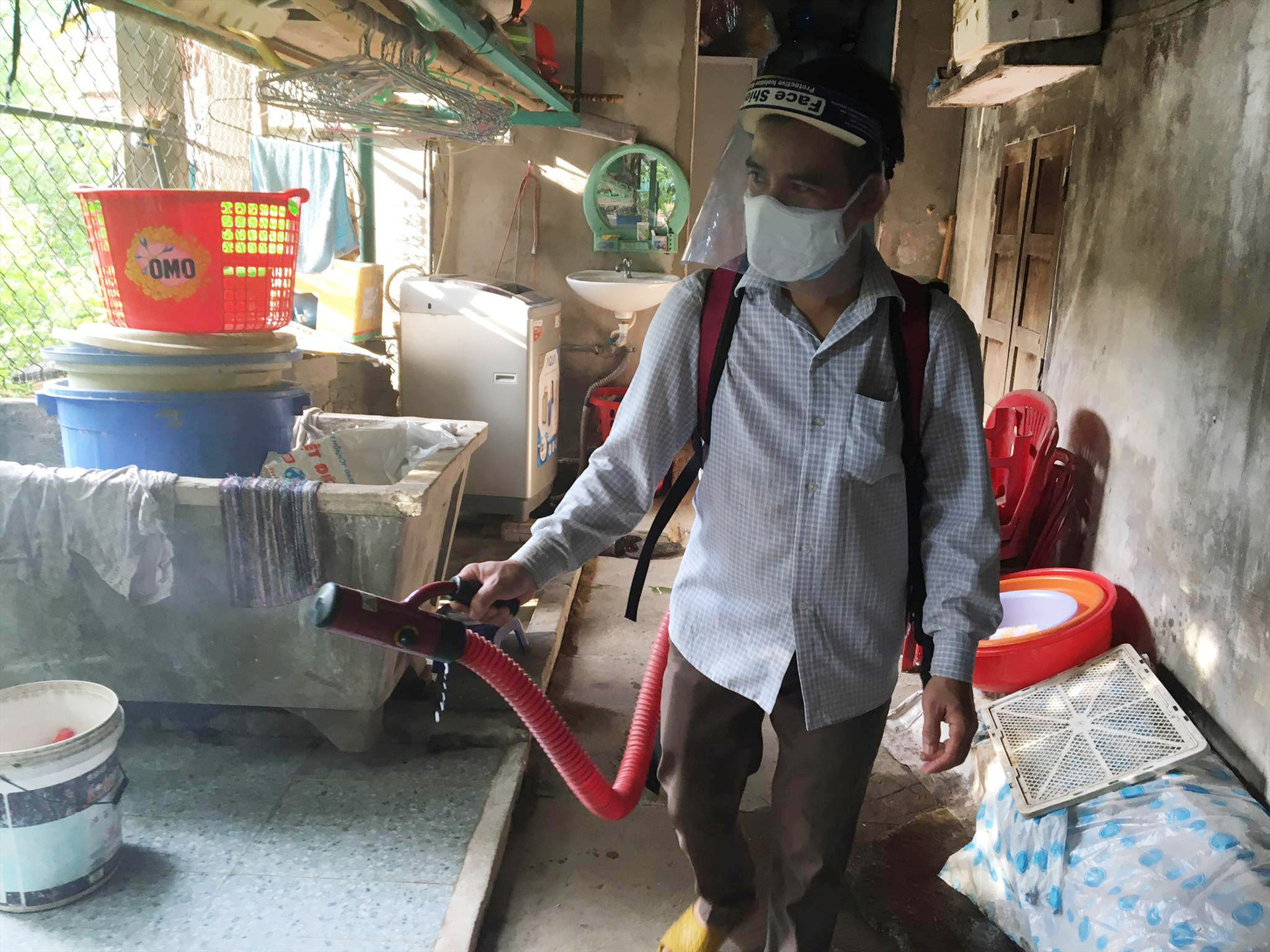 CDC Quảng Nam vừa mua thêm 100 lít hóa chất phân bổ cho các địa phương đang bùng dịch tiến hành phun diện rộng. Ảnh: M.T