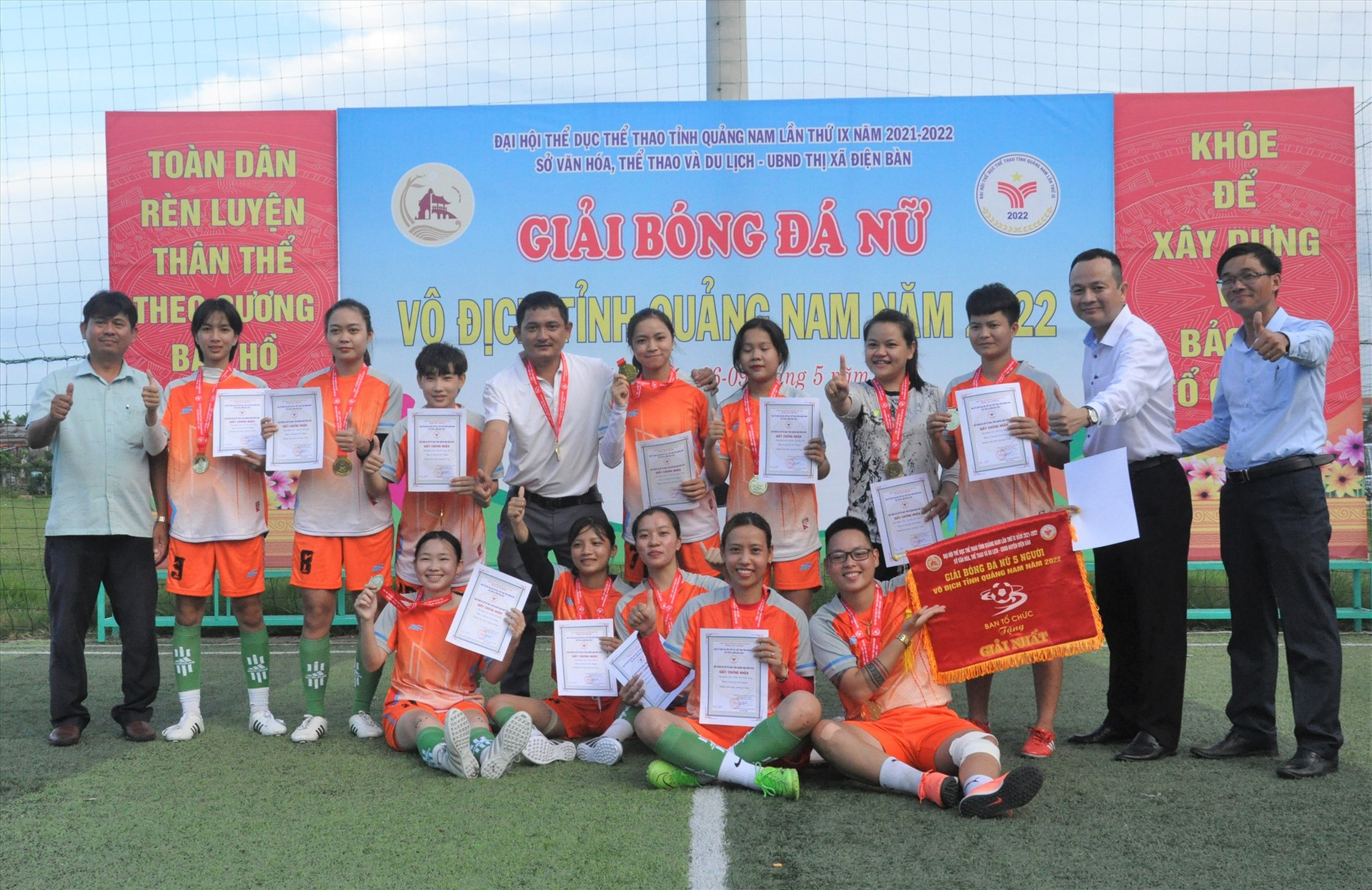Niềm vui đoạt chức vô địch môn bóng đá nữ của đoàn Núi Thành.