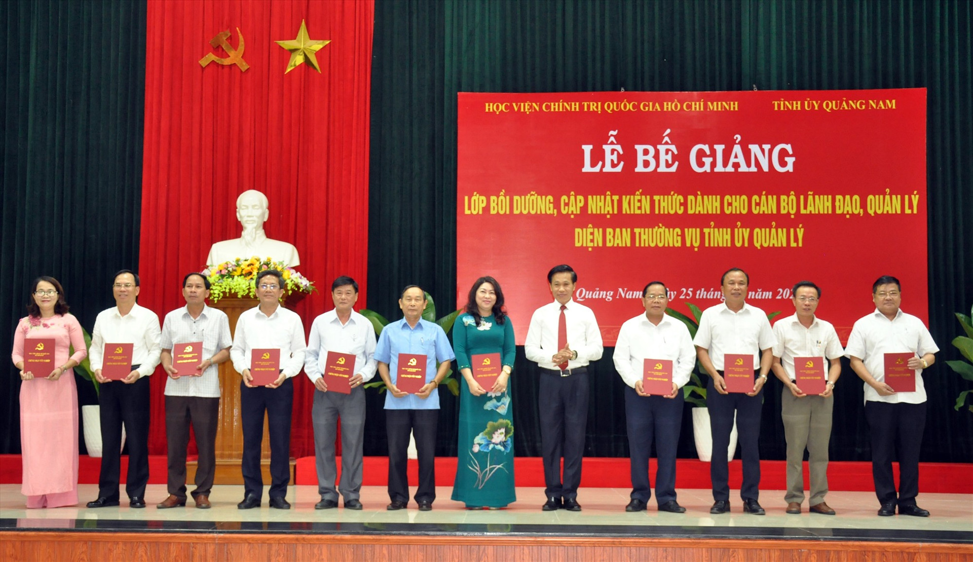 Lãnh đạo Học viện Chính trị quốc gia Hồ Chí Minh trao chứng nhận hoàn thành lớp bồi dưỡng, cập nhật kiến thức cho các học viên. Ảnh: N.ĐOAN
