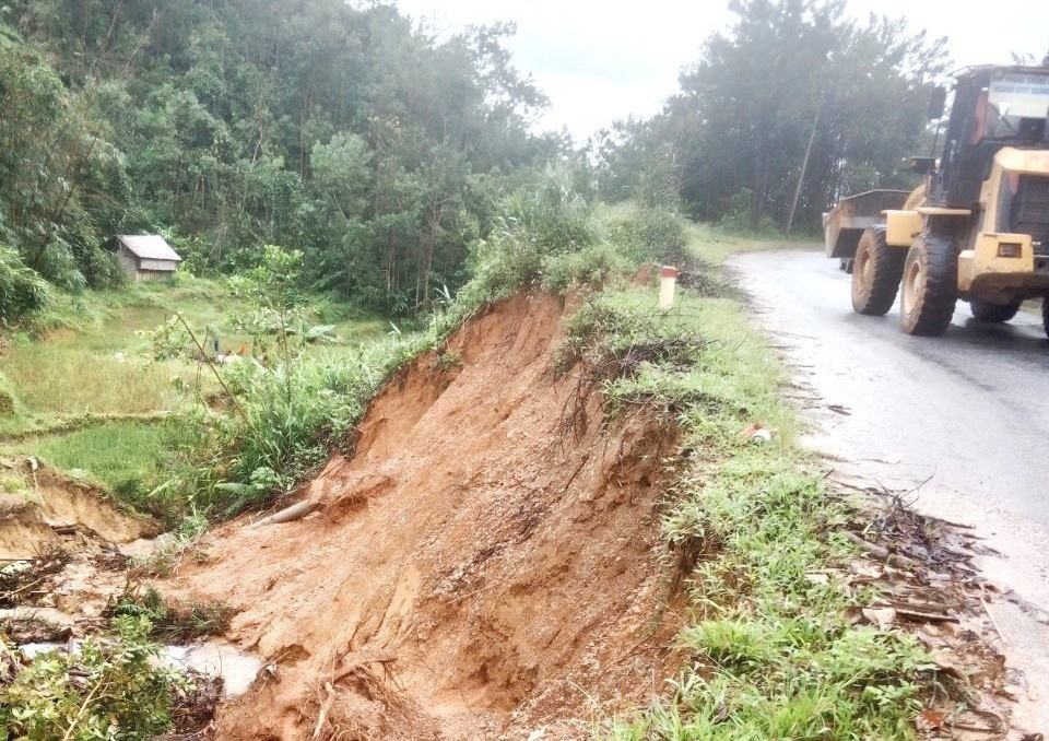 Sạt lở taluy âm trên tuyến ĐT606 (Tây Giang) do mưa lũ trong đợt mưa từ ngày 9-12/10 vừa qua. Ảnh: CT