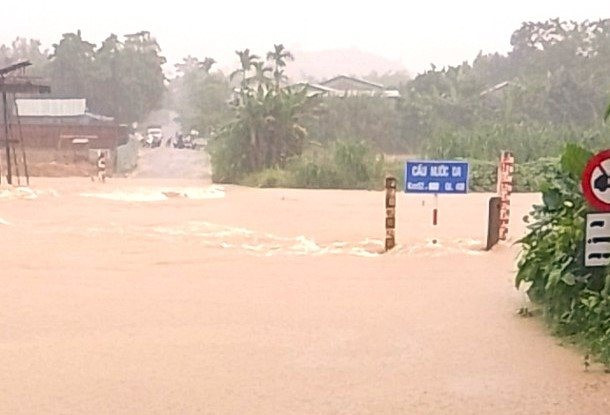 Nước lũ làm ngập cầu ngầm sông Nước Oa trên Quốc lộ 40B (đị phận xã Trà Tân) hơn 0,5m lúc 7h sáng nay 26.10.