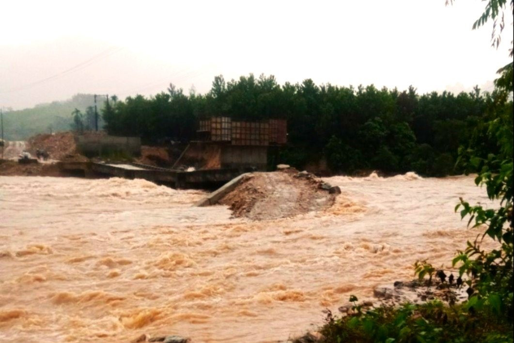 Nước lũ làm ngập sâu ngầm đường tránh sông Nước Oa tại khu vực K25 xã Trà Tân, cắt đưt lưu thông.