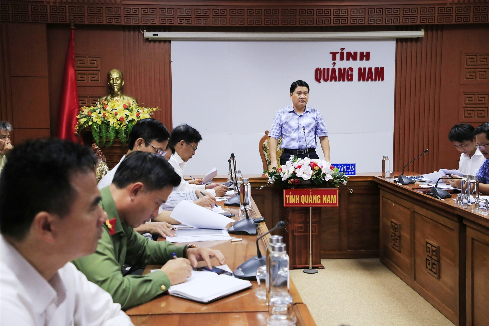 Phó Chủ tịch UBND tỉnh Trần Văn Tân yêu cầu chủ động thông tin cho nhân dân về các dự án xử lý rác thải. Ảnh: P.V