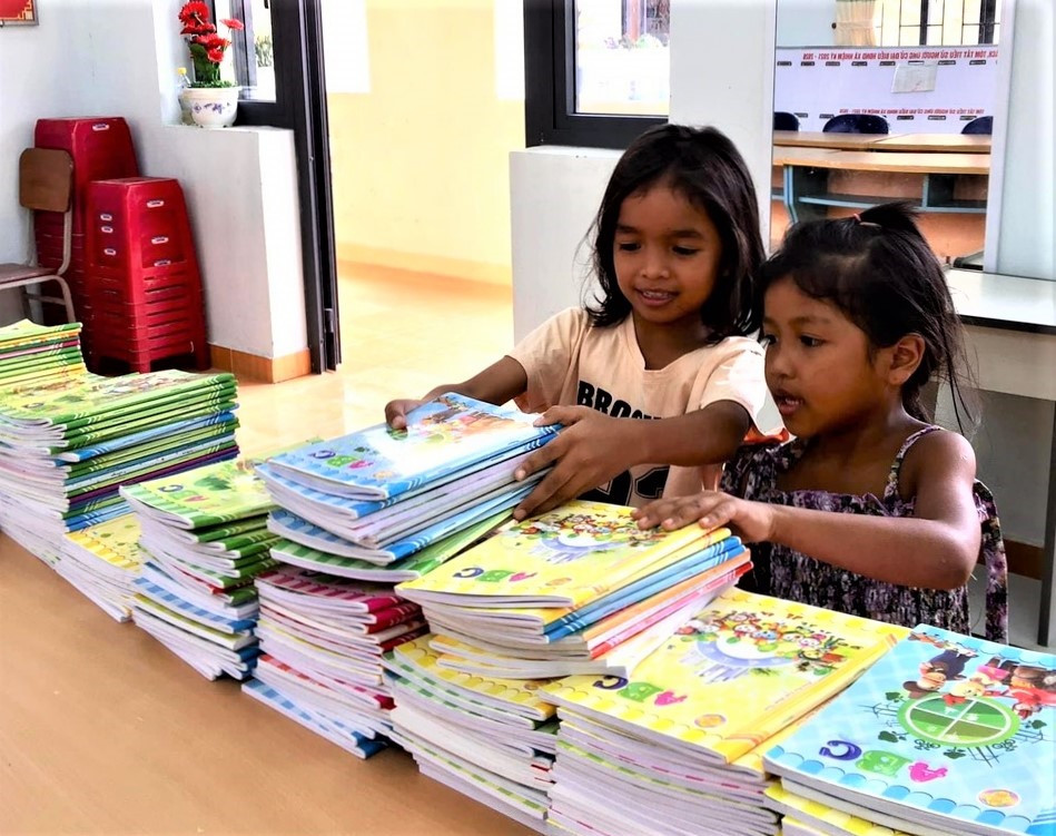Hơn 800 cuốn vở được quyên góp - món quà ý nghĩa của học sinh Trường Tiểu học A Ting gửi tặng học sinh vùng lũ TP.Đà Nẵng. Ảnh: L.L.S