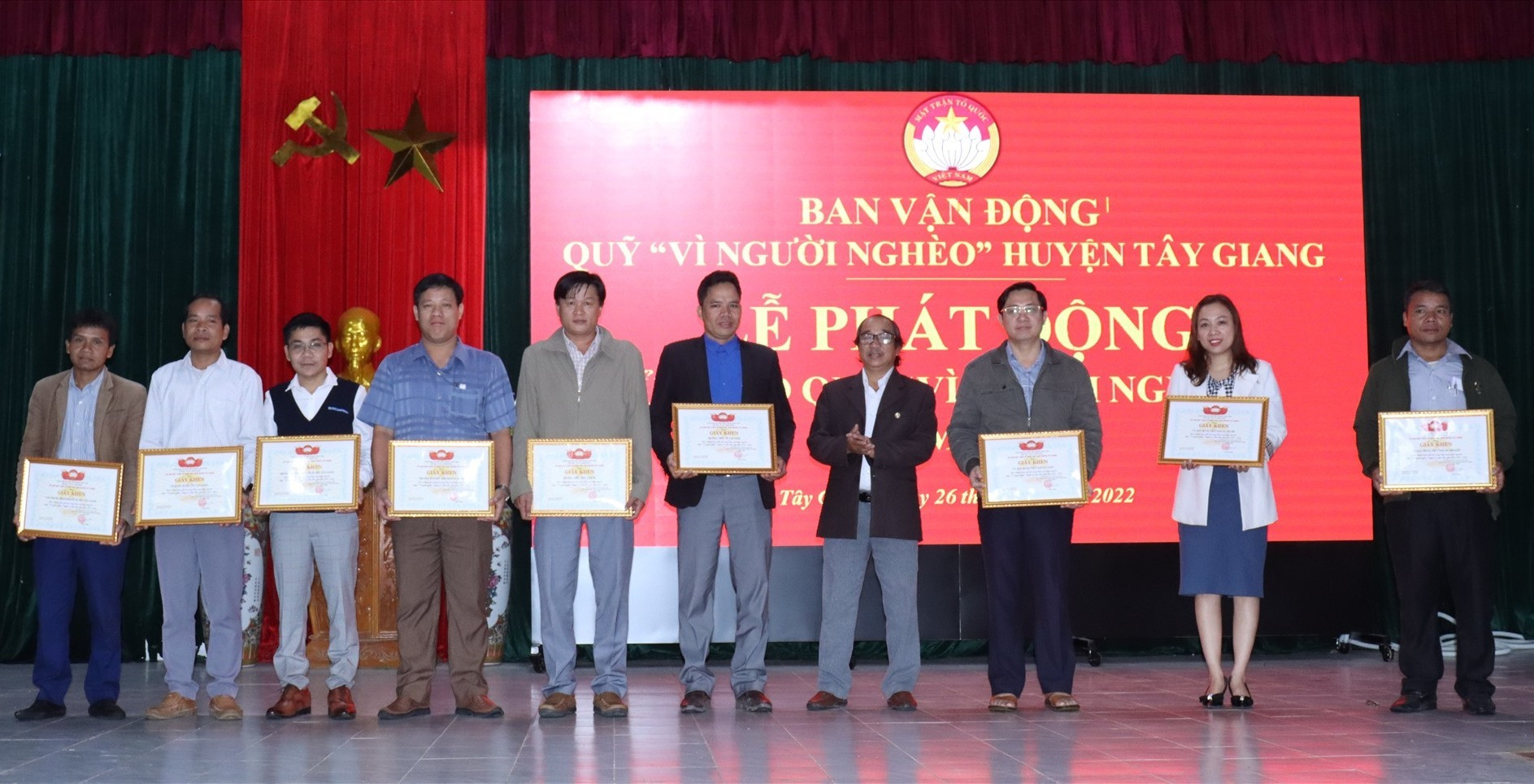 Ủy ban MTTQ Việt Nam huyện Tây Giang tặng giấy khen cho tập thể, cá nhân có thành tích xuất sắc. Ảnh H.Thúy