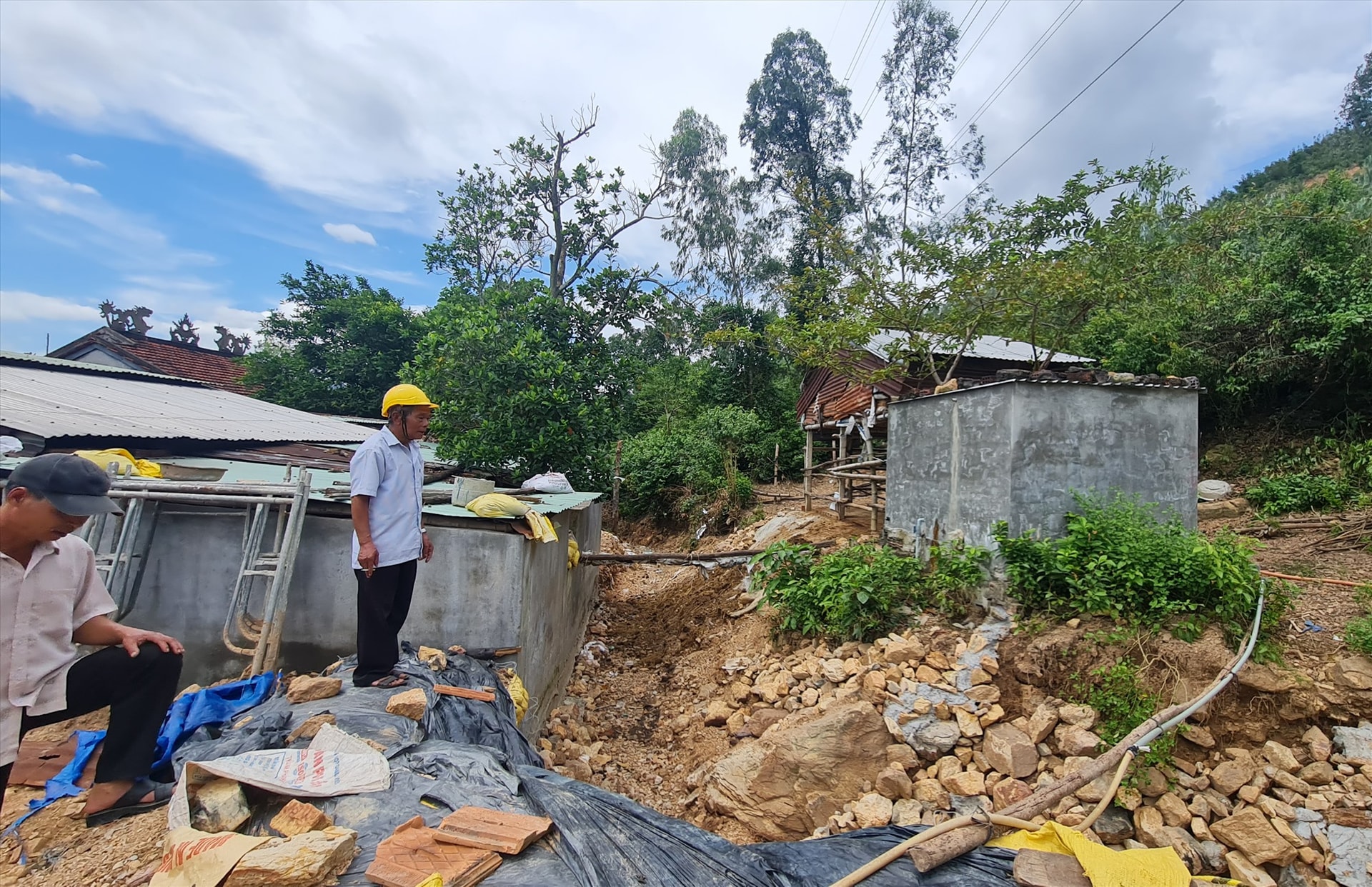 Xã Đại Hưng đang huy động lực lượng, phương tiện giải quyết lượng cát bồi lấp.