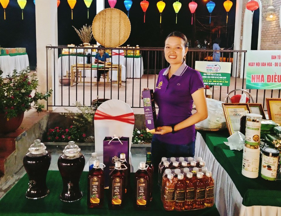 Sản phẩm rượu sim Cao Hoàng của chị Cao Thị Hằng trưng bày tại hội chợ do Hội LHPN huyện Nông Sơn tổ chức. Ảnh: N.P