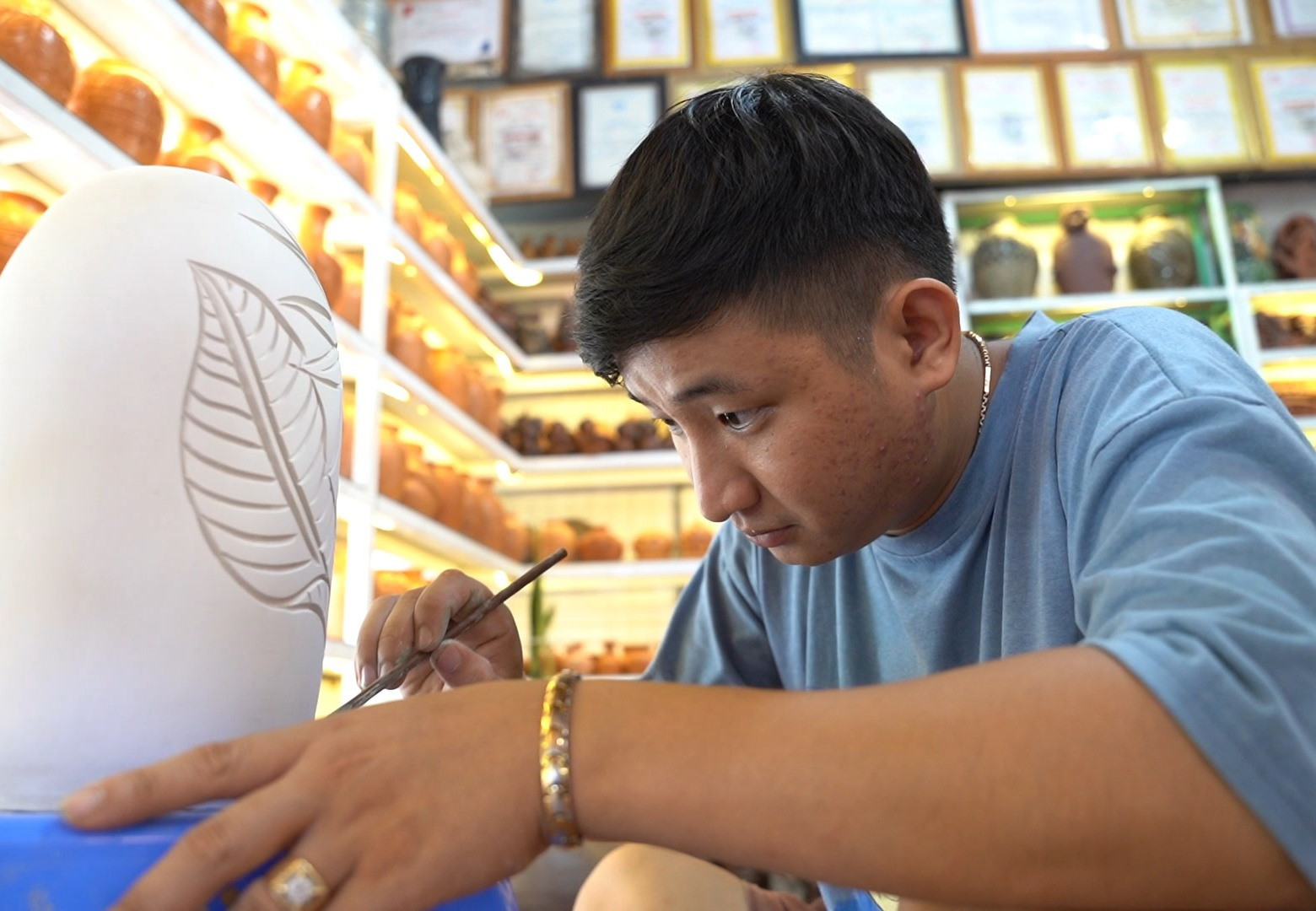 Thợ gốm trẻ Nguyễn Viết Lâm đã tìm tòi phục chế các dòng men xưa và phát triển các dòng men mới. Ảnh: PHAN SƠN