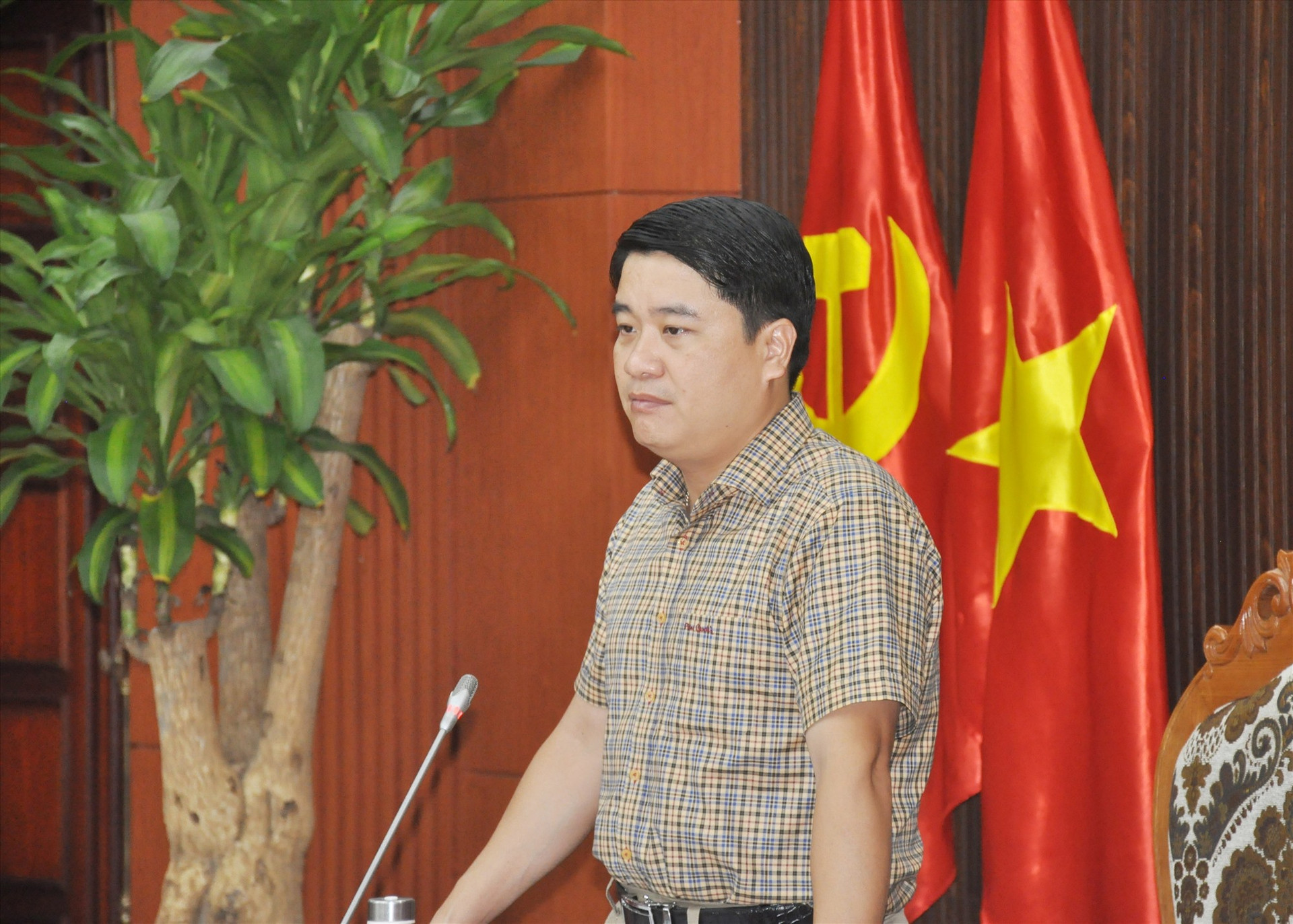 Phó Chủ tịch UBND tỉnh Trần Văn Tân chủ trì cuộc họp sáng nay 27/10. Ảnh: N.Đ