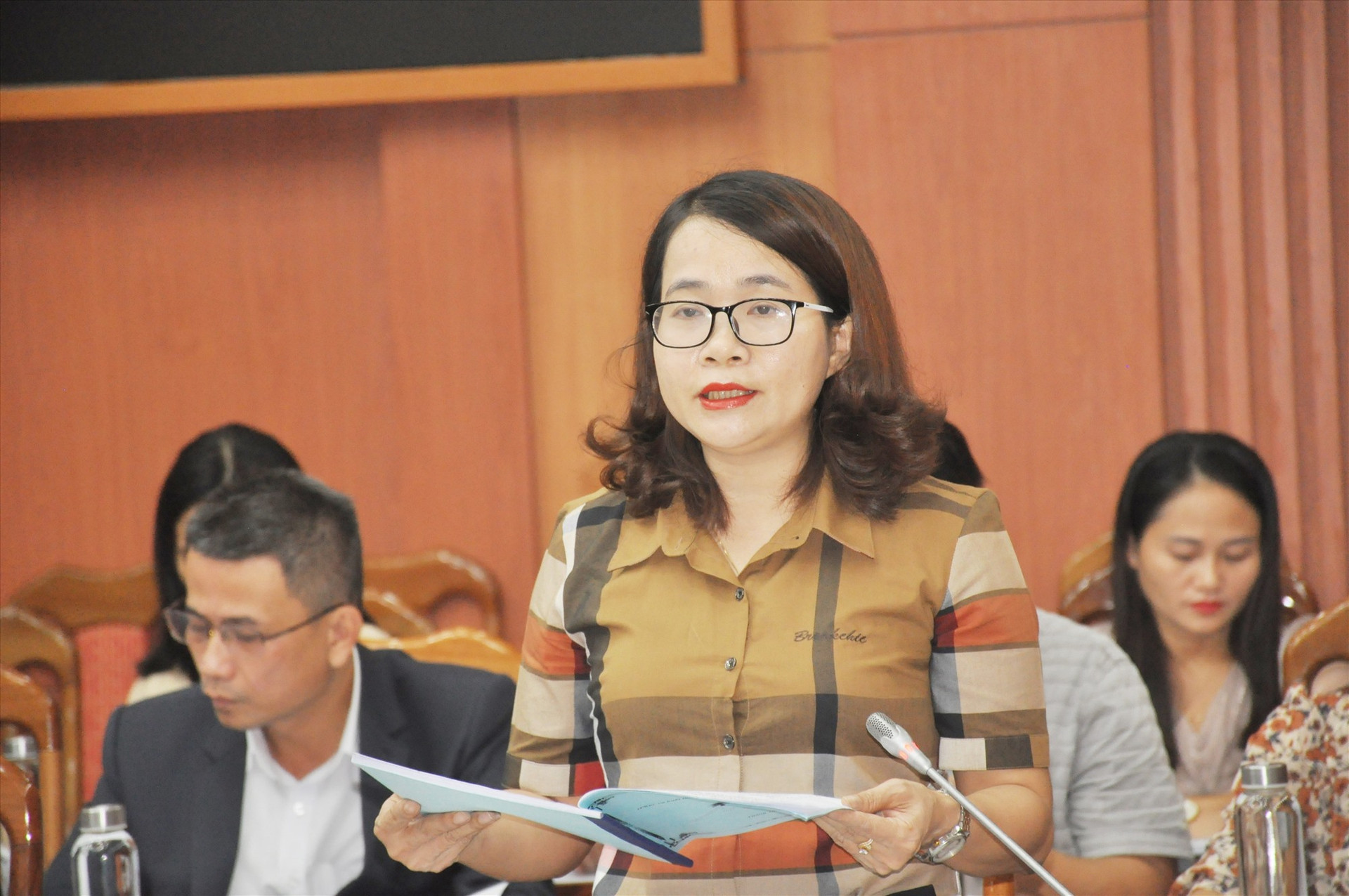 Bà Trần Thị Kim Hoa - Giám đốc Sở Nội vụ báo cáo về các nội dung liên quan đến kế hoạch thi tuyển công chức, viên chức sắp tới. Ảnh: N.Đ