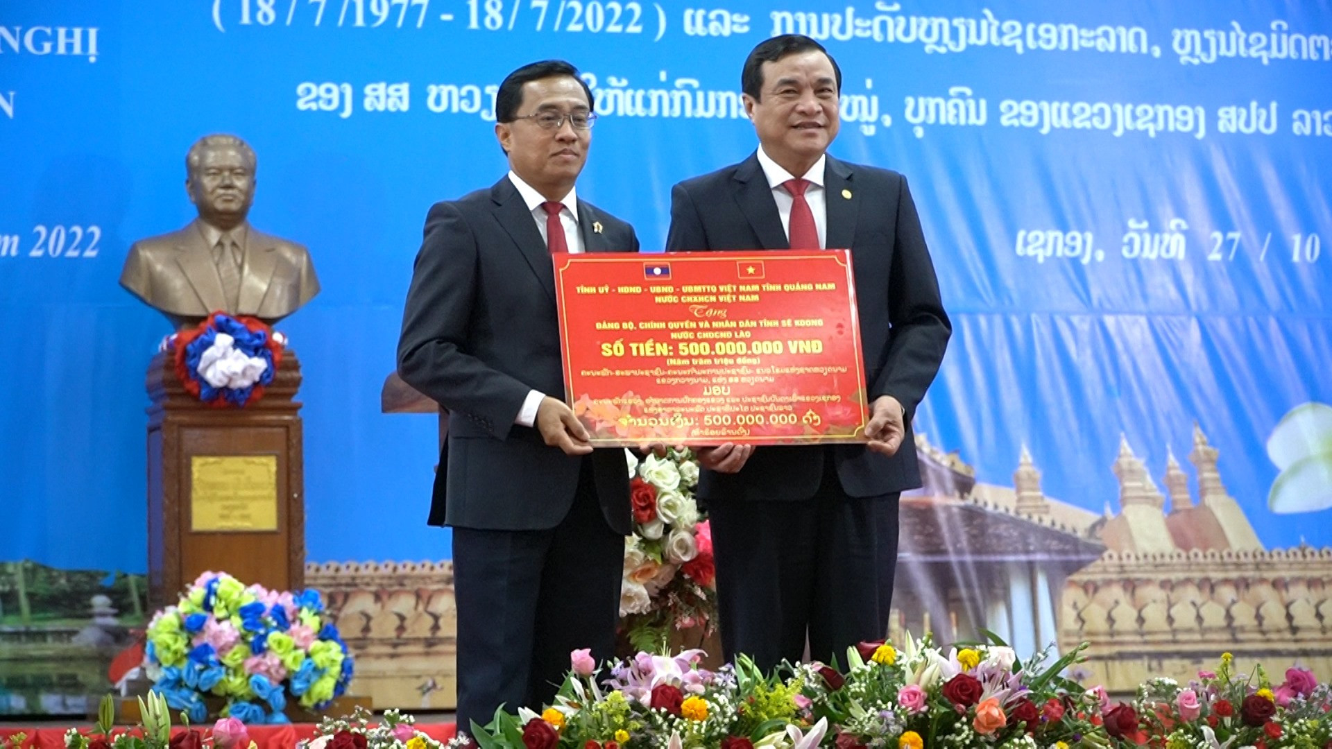 Trao biểu trưng hỗ trợ 500 triệu đồng cho tỉnh Sê Kông.