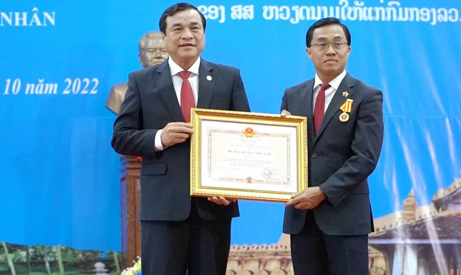 thừa ủy quyền của Chủ tịch nước, đồng chí Phan Việt Cường trao tặng Huân chương Độc lập hạng Nhì cho đồng chí Lếch-lay Sỉ-vi-lay