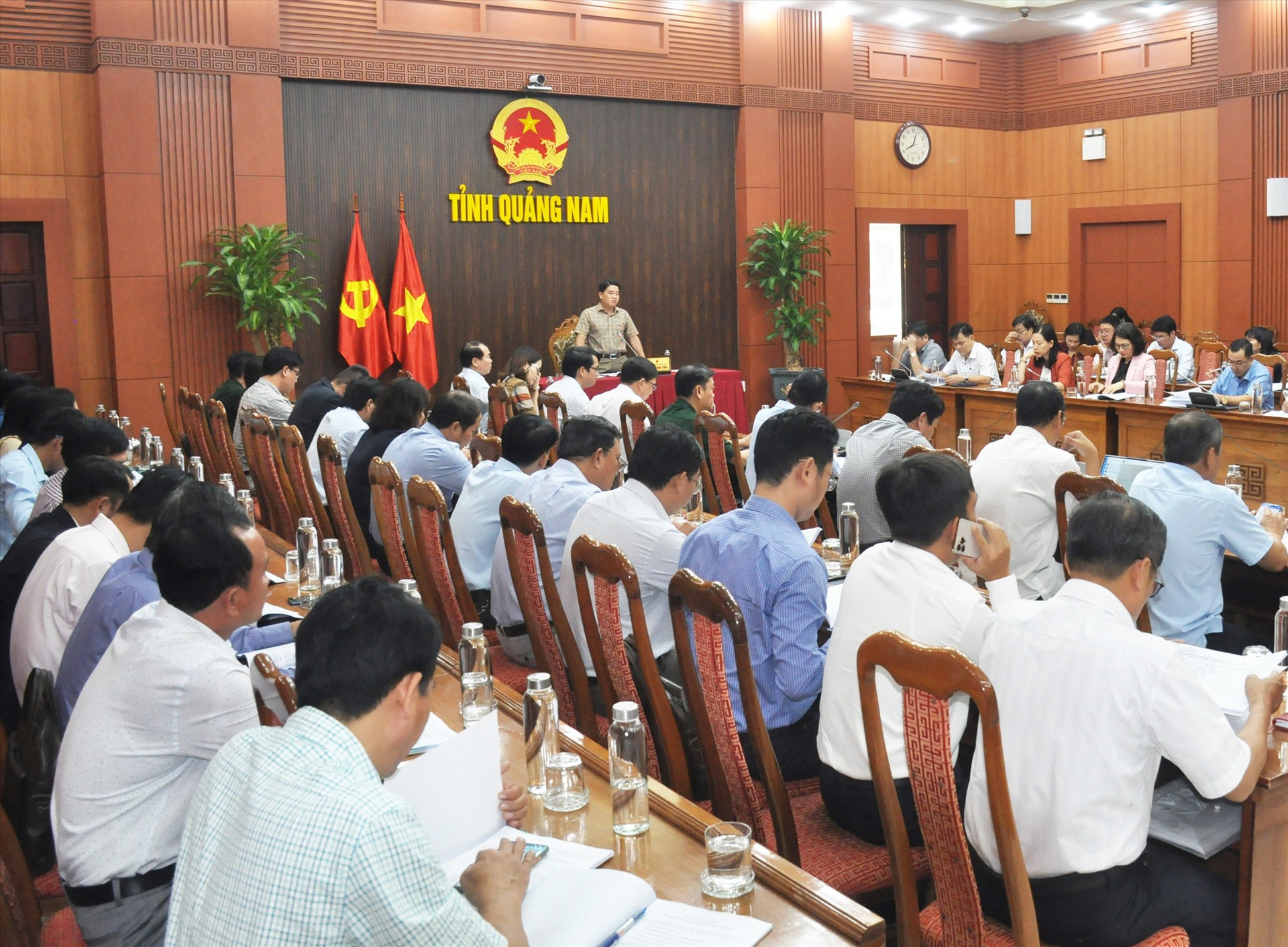 Phó Chủ tịch UBND tỉnh Trần Văn Tân chủ trì cuộc họp bàn về kế hoạch thi tuyển công chức, viên chức năm 2022 với các ngành, địa phương vào hôm qua 27/10. Ảnh: N.Đ