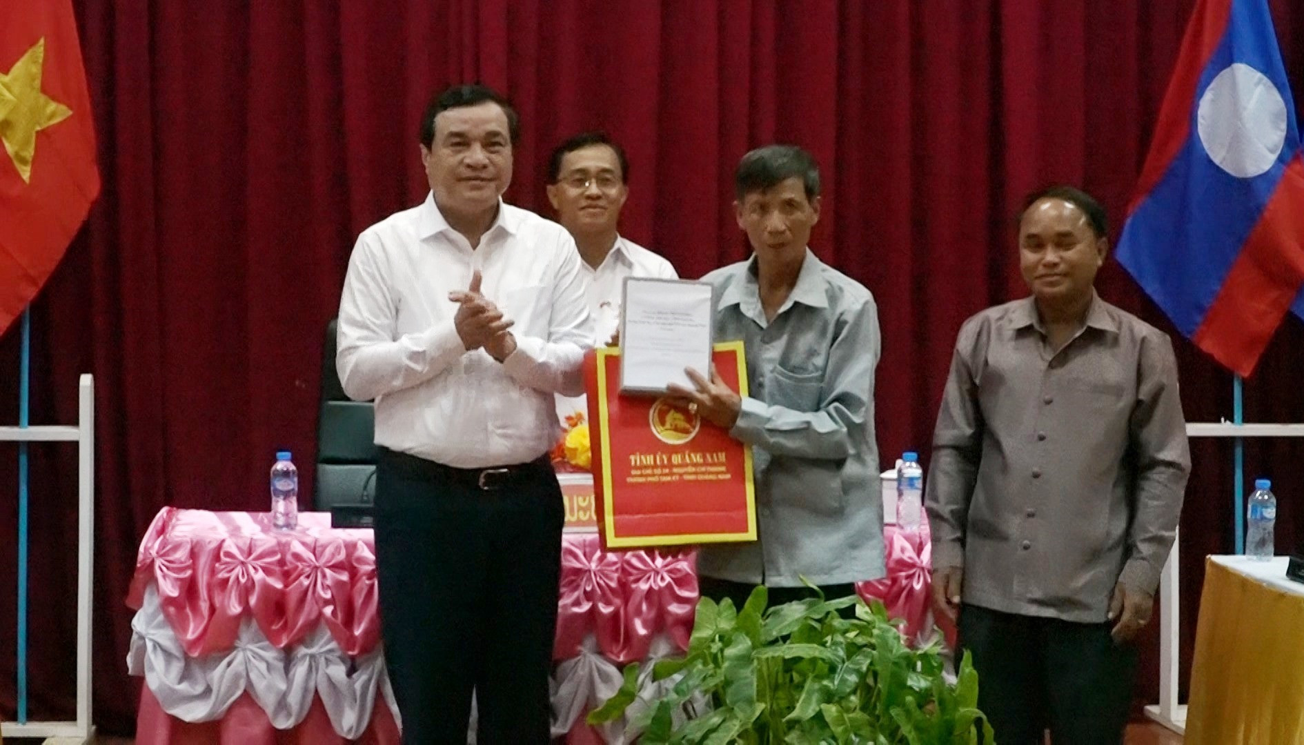Bí thư Tỉnh ủy Phan Việt Cường tặng quà cho đại diện lãnh đạo huyện Thà Teng