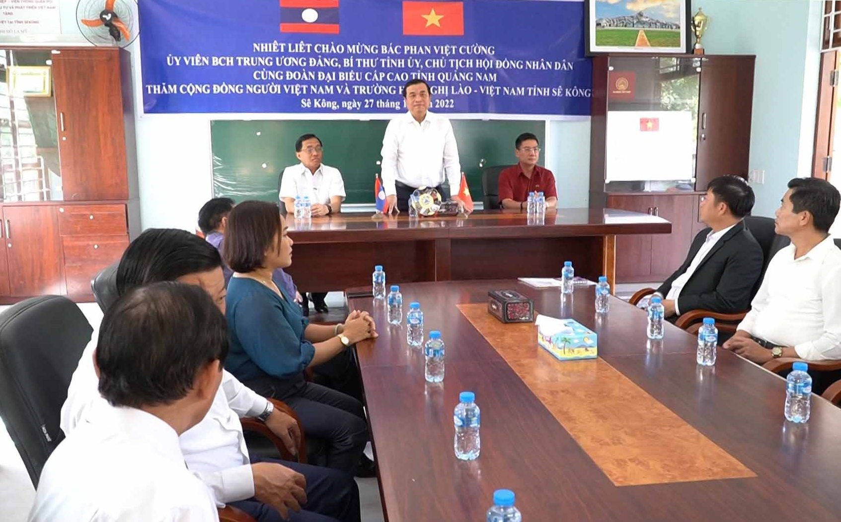 Đoàn công tác trò chuyện với cộng đồng người Việt và đại diện trường Hữu nghị Việt - Lào tại Sê Kông