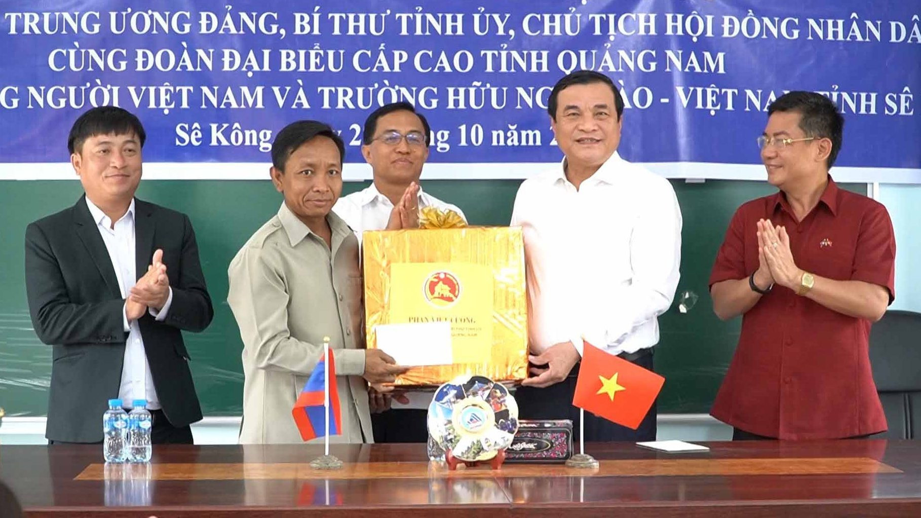 Tặng quà cho trường Hữu nghị Việt - Lào