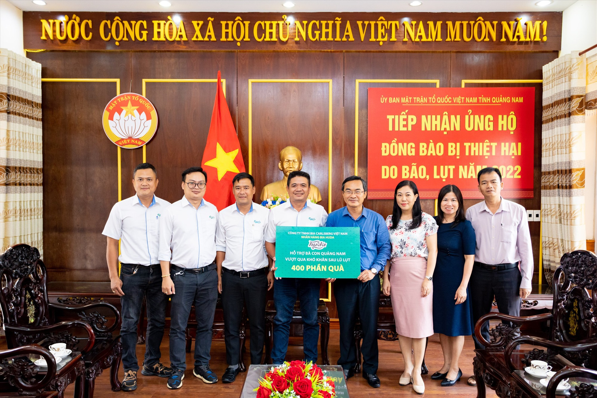 Carlsberg Việt Nam trao quà hỗ trợ cho người dân bị thiệt hại do mưa lũ thông tha Uỷ ban MTTQ Việt Nam tỉnh Quảng Nam. Ảnh: Đ.Y