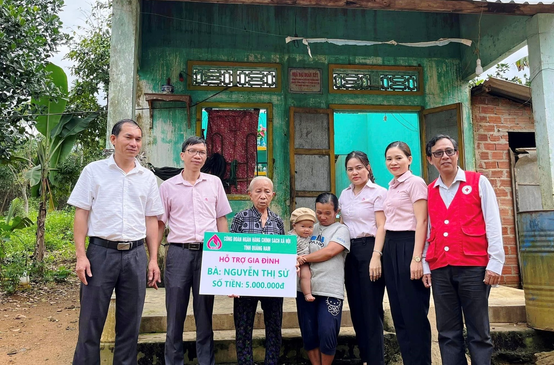 Ngân hàng CSXH huyện Tiên Phước hỗ trợ 5 triệu đồng cho gia đình bà Nguyễn Thị Sử. Ảnh:H.P