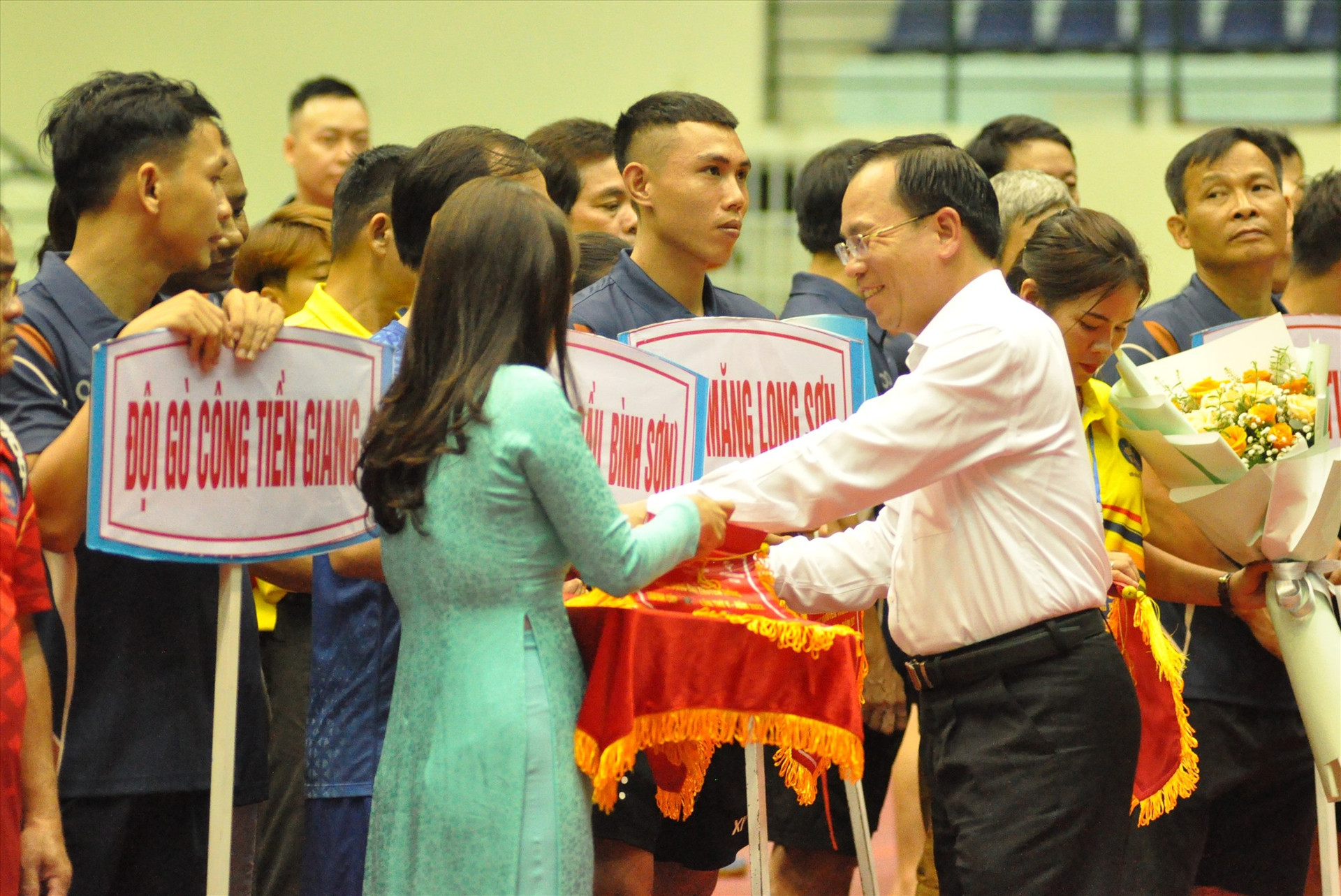 Giám đốc Sở VH-TT&DL Nguyễn Thanh Hồng tặng cờ lưu niệm cho các đoàn tham gia. Ảnh: T.V