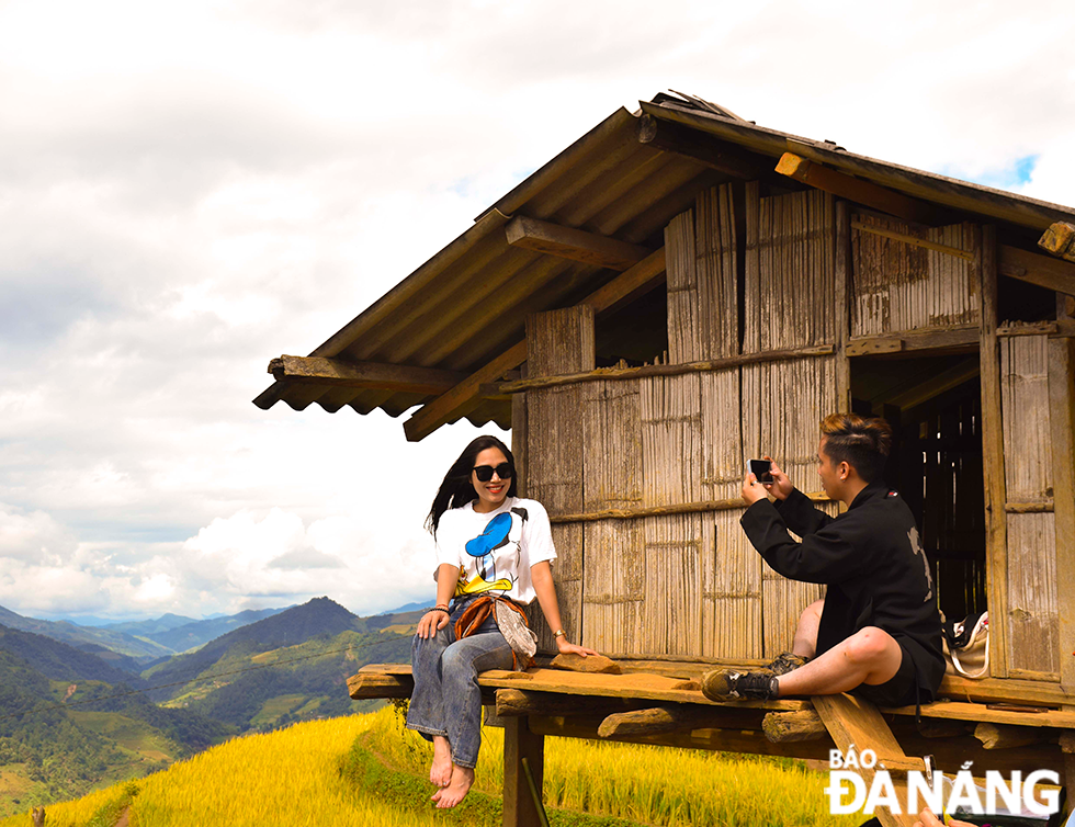 Du khách chụp ảnh với ruộng bậc thang tại đồi Móng Ngựa ở huyện Mù Cang Chải, tỉnh Yên Bái.