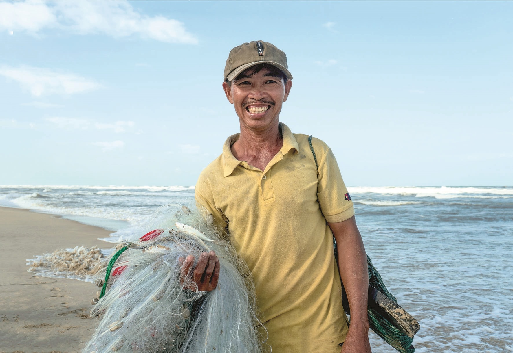 Niềm vui của ngư dân trẻ Nguyễn Hữu Trí sau mẻ lưới hiệu quả.