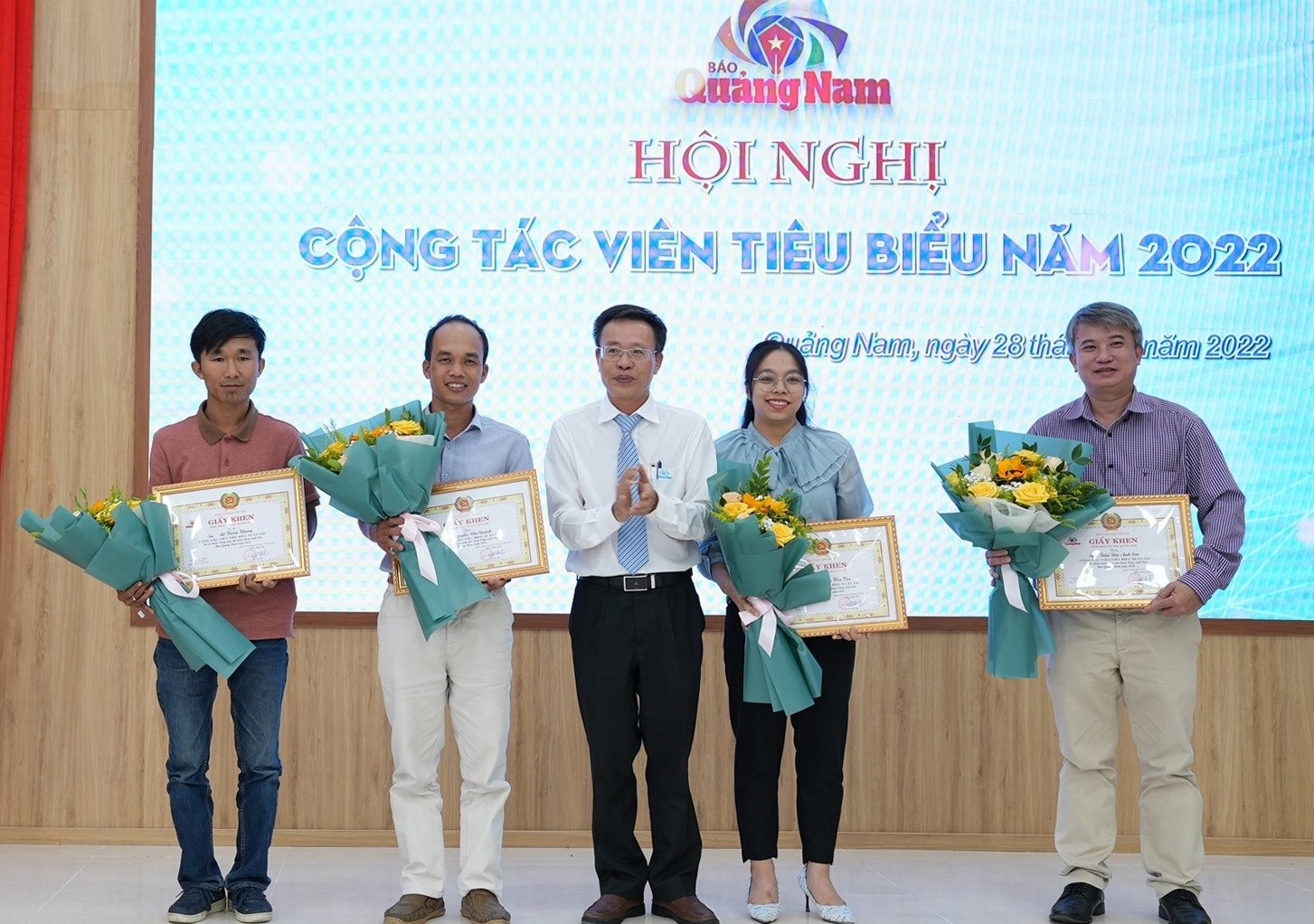 Nhà báo Lê Văn NhiBanBáo Quảng Nam trao thưởng cho 4 CTV tiêu biểu xuất sắc. Ảnh: H.Q