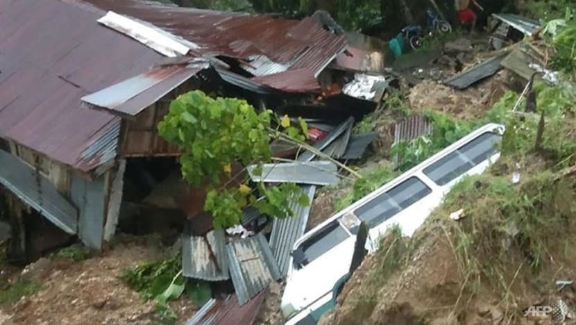 Nhiều ngôi nhà tốc mái và sụp đổ. Ảnh: AFP