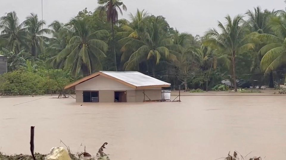 Nước lũ vây quanh khu vực Datu Odin Sinsuat thuộc tỉnh Maguindanao, Philippines vào ngày 28/10/2022 do bão nhiệt đới tấn công. Ảnh: Reuters