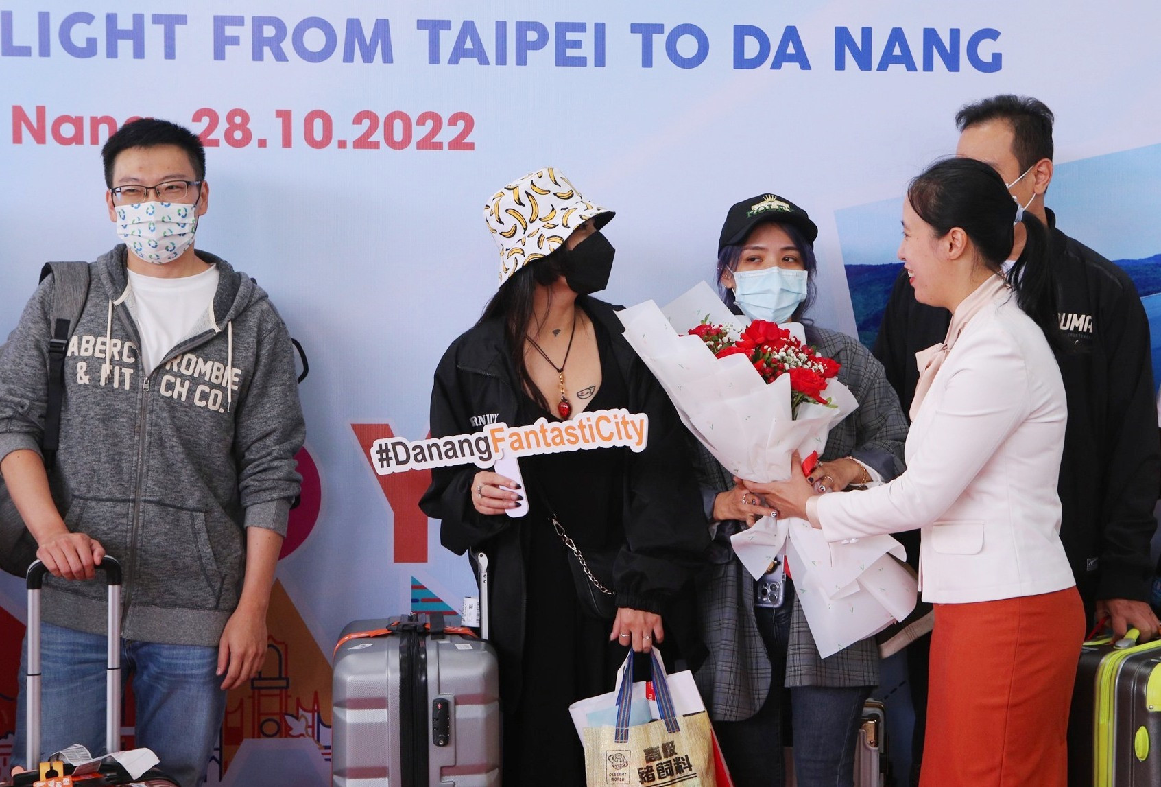 Đại diện Sở Du lịch TP Đà Nẵng tặng hoa cho du khách từ Đài Bắc -Đài Loan đến Sân bay Quốc tế Đà Nãng sáng ngày 28/10/2022. Ảnh NĐ