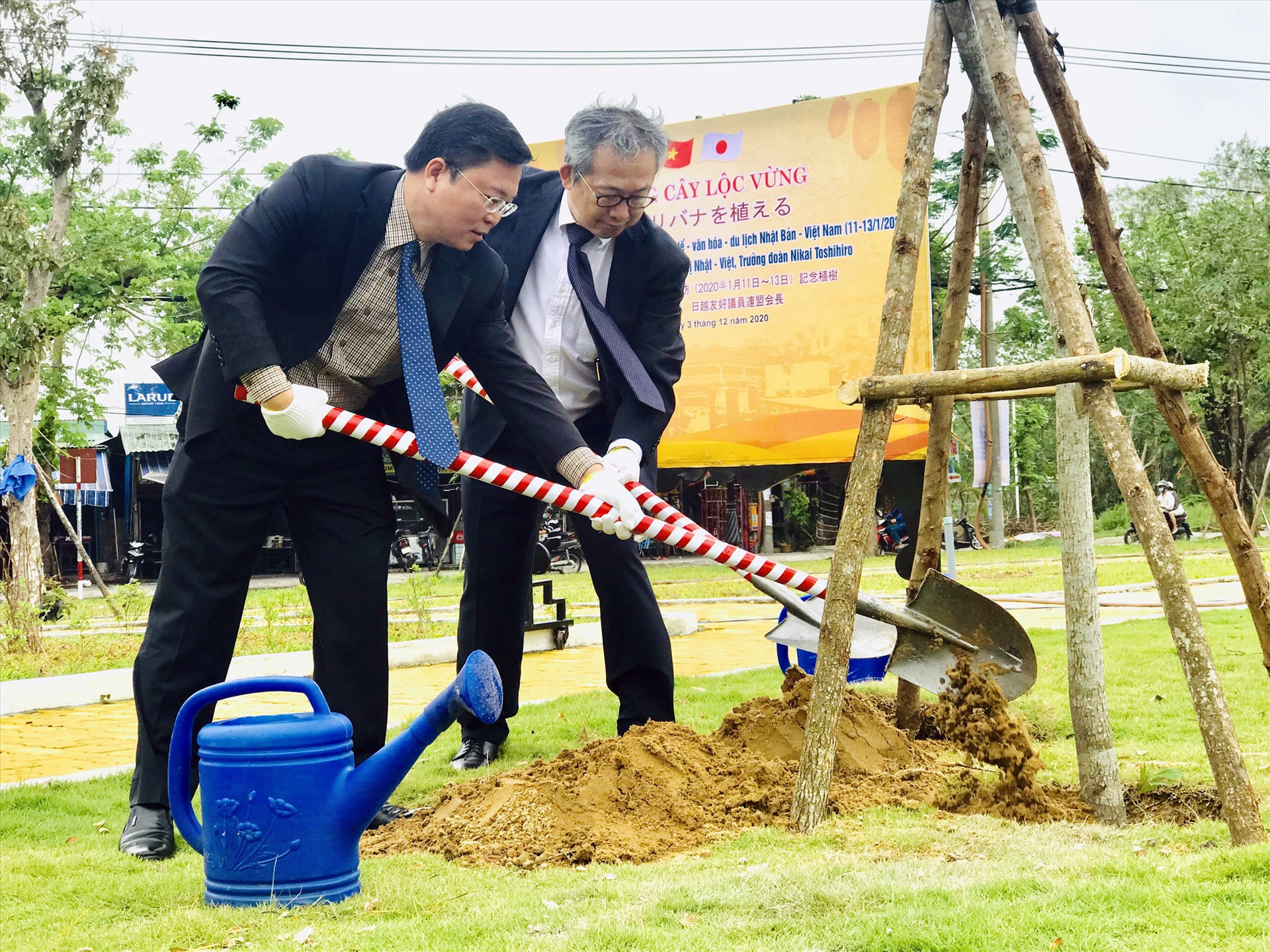 Chủ tịch UBND tỉnh Lê Trí Thanh trồng cây tại một sự kiện ngoại giao giữa Việt Nam và Nhật Bản. Ảnh: Q.T
