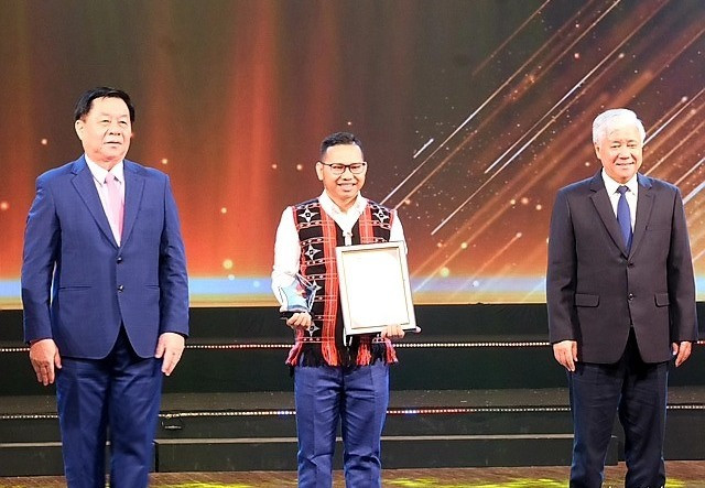 Nhà báo Alăng Ngước nhận giải A từ các đồng chí lãnh đạo Trung ương. Ảnh: HÀ THANH/TTO