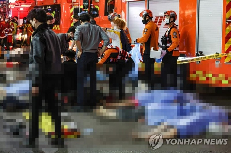 Vụ giẫm đạp kinh hoàng ở quận Itaewon của thủ đô Seoul tối 29/10 đã khiến 225 người thương vong tính đến thời điểm sáng 30/10. Ảnh: Yonhap