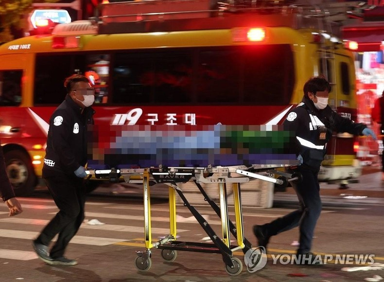 Nhân viên y tế hỗ trợ nạn nhân tại hiện trường vụ giẫm đạp trong lễ Halloween ở Itaewon, Seoul, Hàn Quốc, ngày 30/10/2022. Ảnh: Yonhap