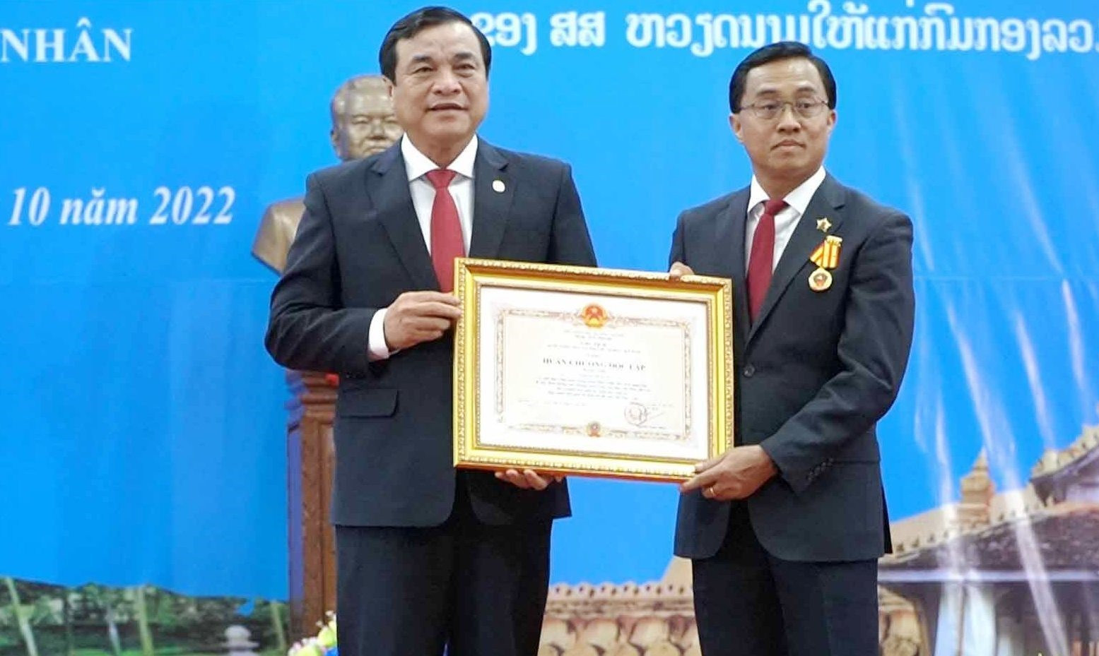 Secretary Cuong (L) and Secretary Leklai Sivilay