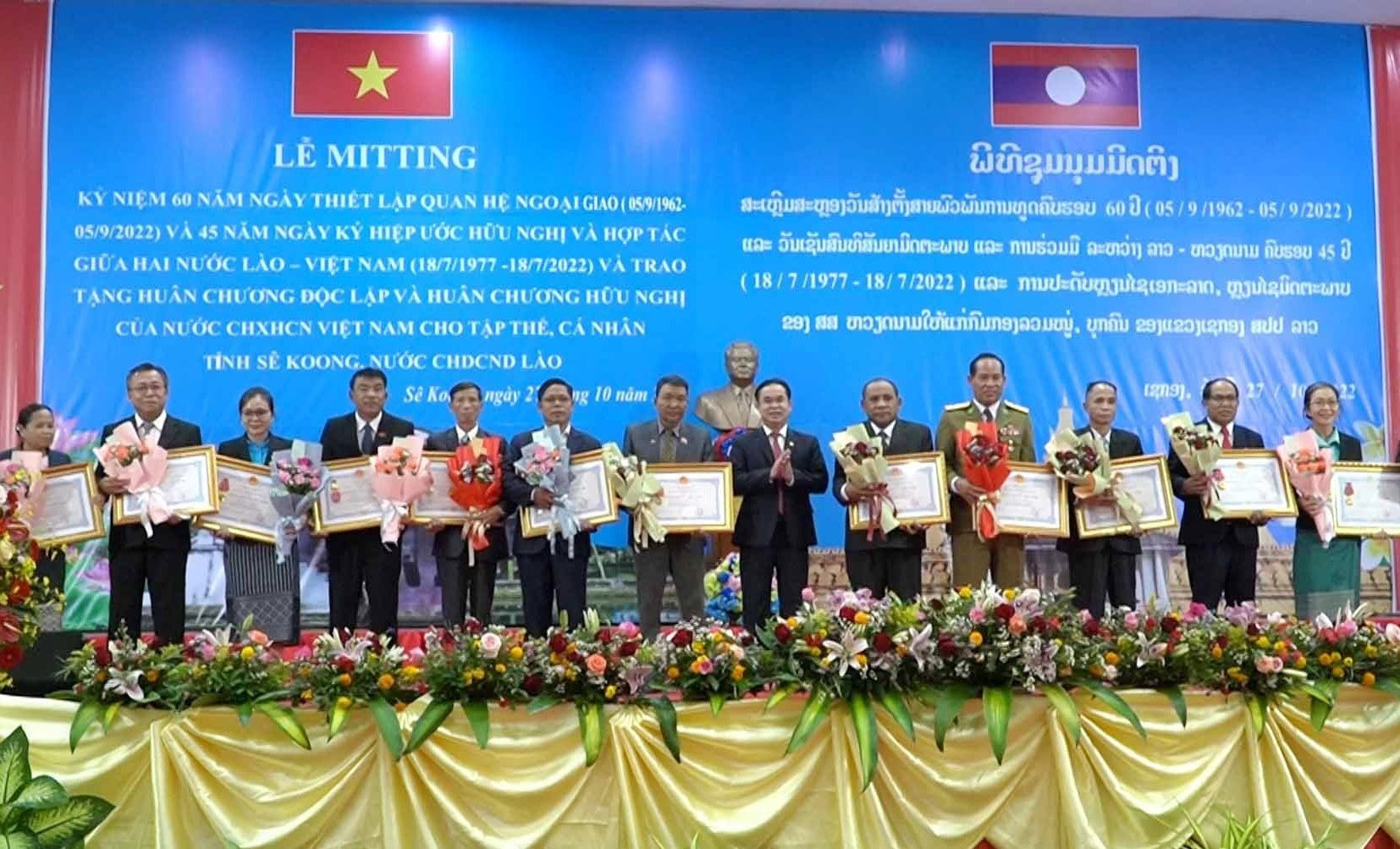 Under the authorization of Vietnamese President, Vice Chairman of the Quang Nam provincial People's Committee Tran Anh Tuan awarded the Friendship Medals to 13 collectives and 1 individual of Sekong province.