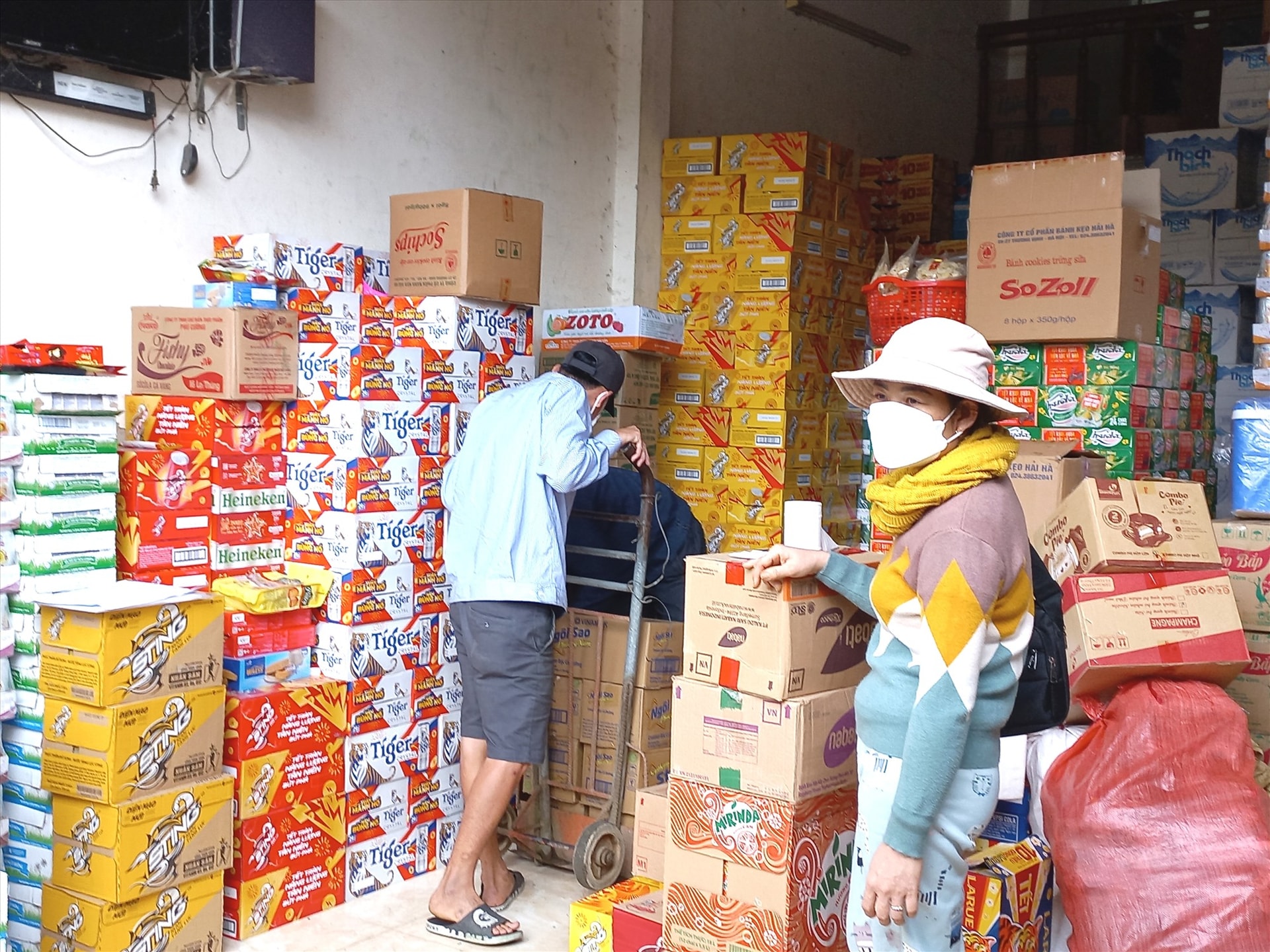 Các cơ sở kinh doanh tại thị trấn Prao đảm bảo hàng hóa để phục vụ nhu cầu mua sắm của người dân dịp Tết Nguyên đán 2023. Ảnh: KK