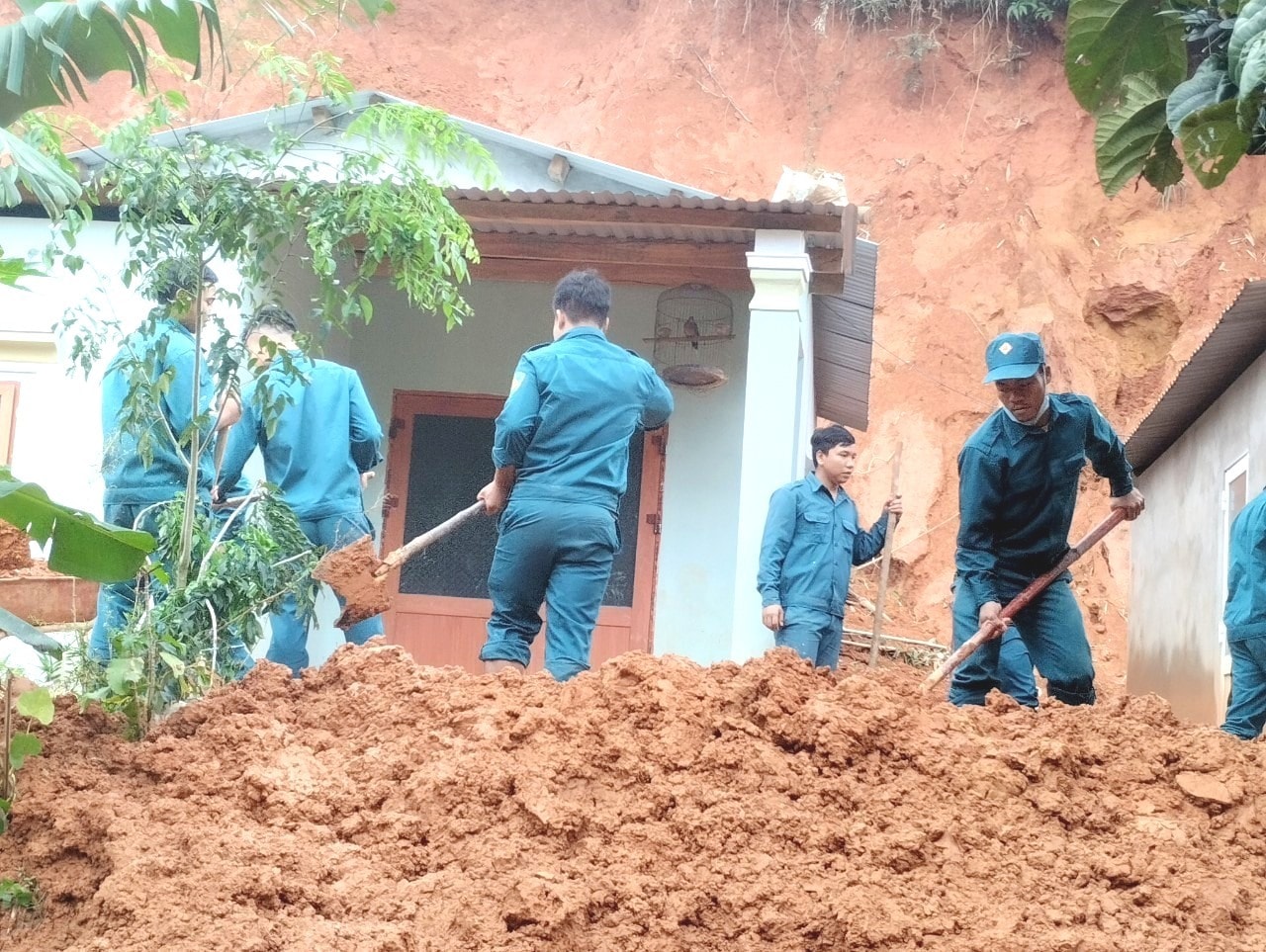 Lực lượng xung kích ở Đông Giang ra quân khắc phục hậu quả sạt lở do mưa lũ vừa qua. Ảnh: KK