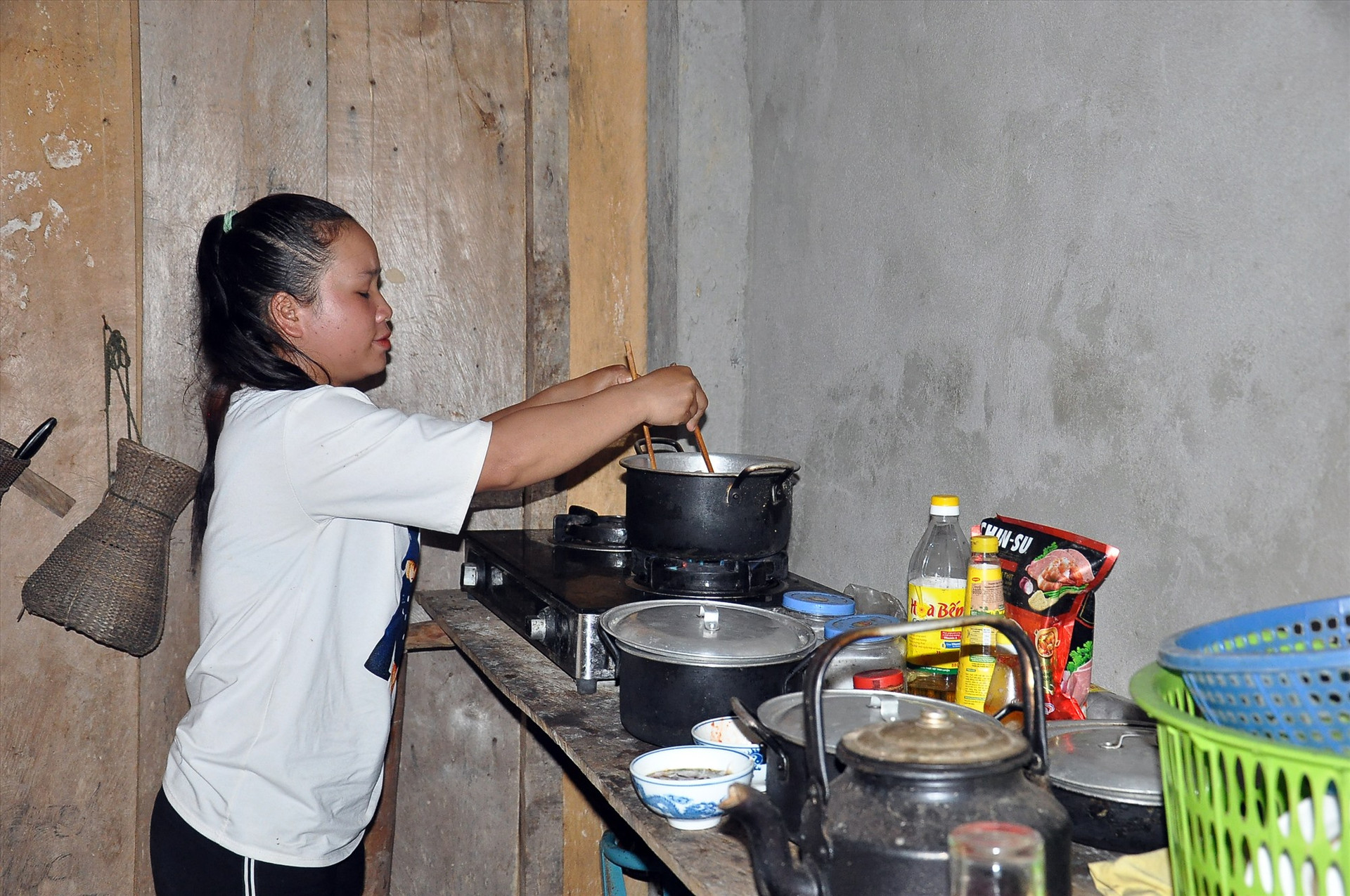 Cuộc sống của gia đình chị Bhling Thị Póoc (thôn Pơ'ning, xã Lăng, huyện Tây Giang) tốt hơn khi có nhà mới. Ảnh: VINH ANH