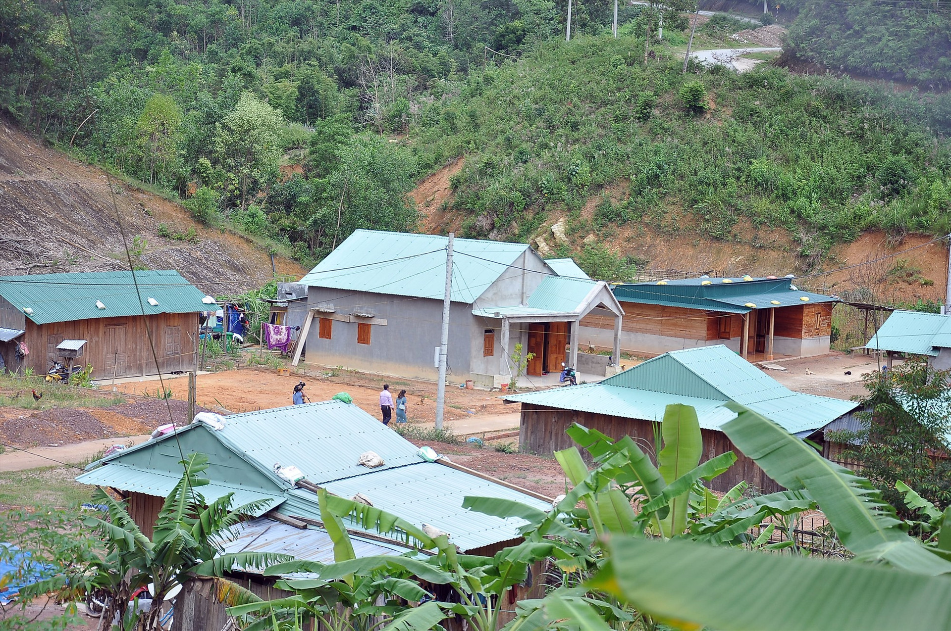 Khu TĐC thuộc thôn Pơ’ning (xã Lăng) đang được “lấp” đầy với nhiều ngôi nhà mới từ sự chung tay hỗ trợ của Nhà nước, cộng đồng và gia đình. Ảnh: VINH ANH