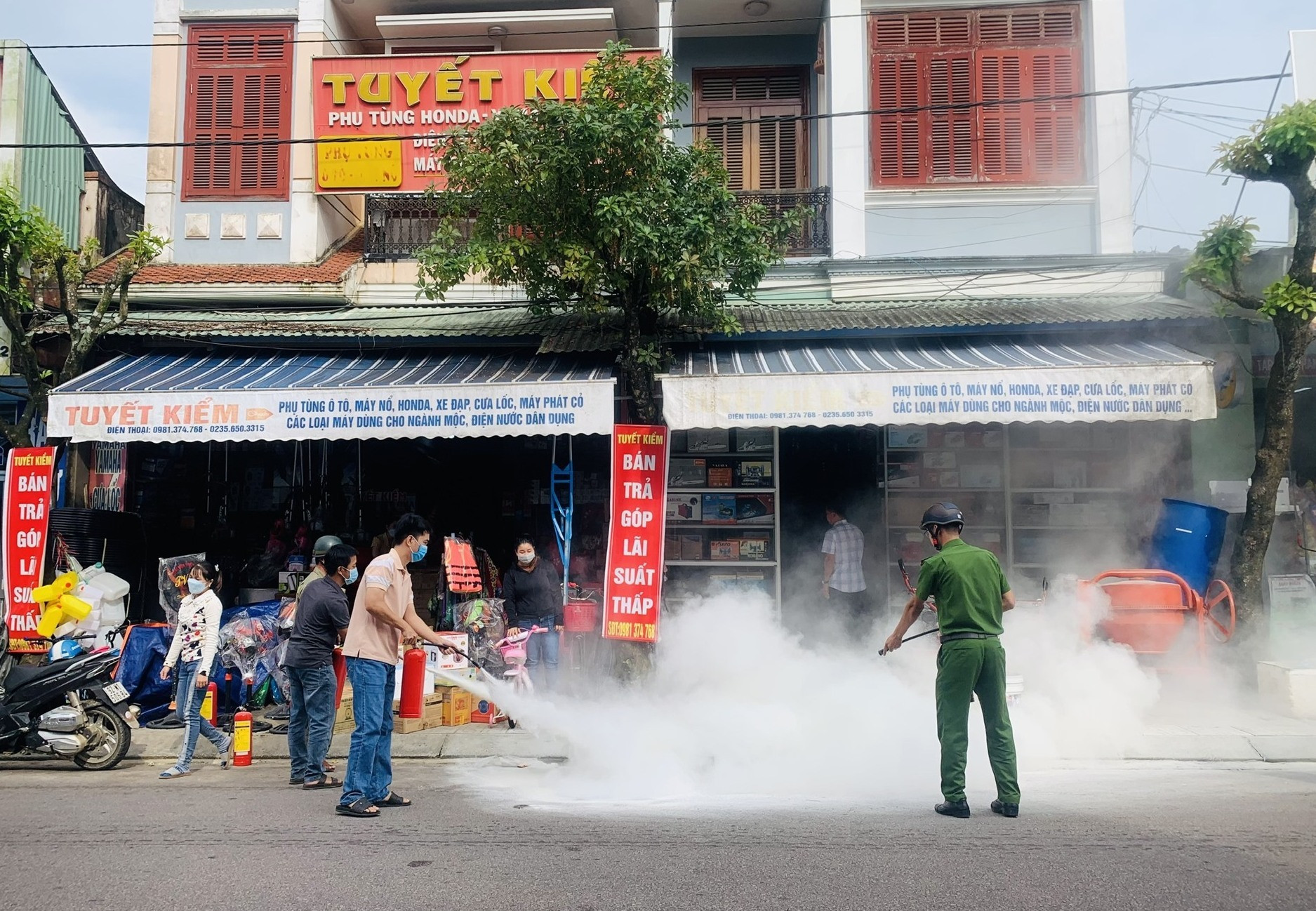 Diễn tập xử lý tình huống cháy giả định tại hộ dân Tổ Trung thị, thị trấn Trà My. Ảnh Tú Vân